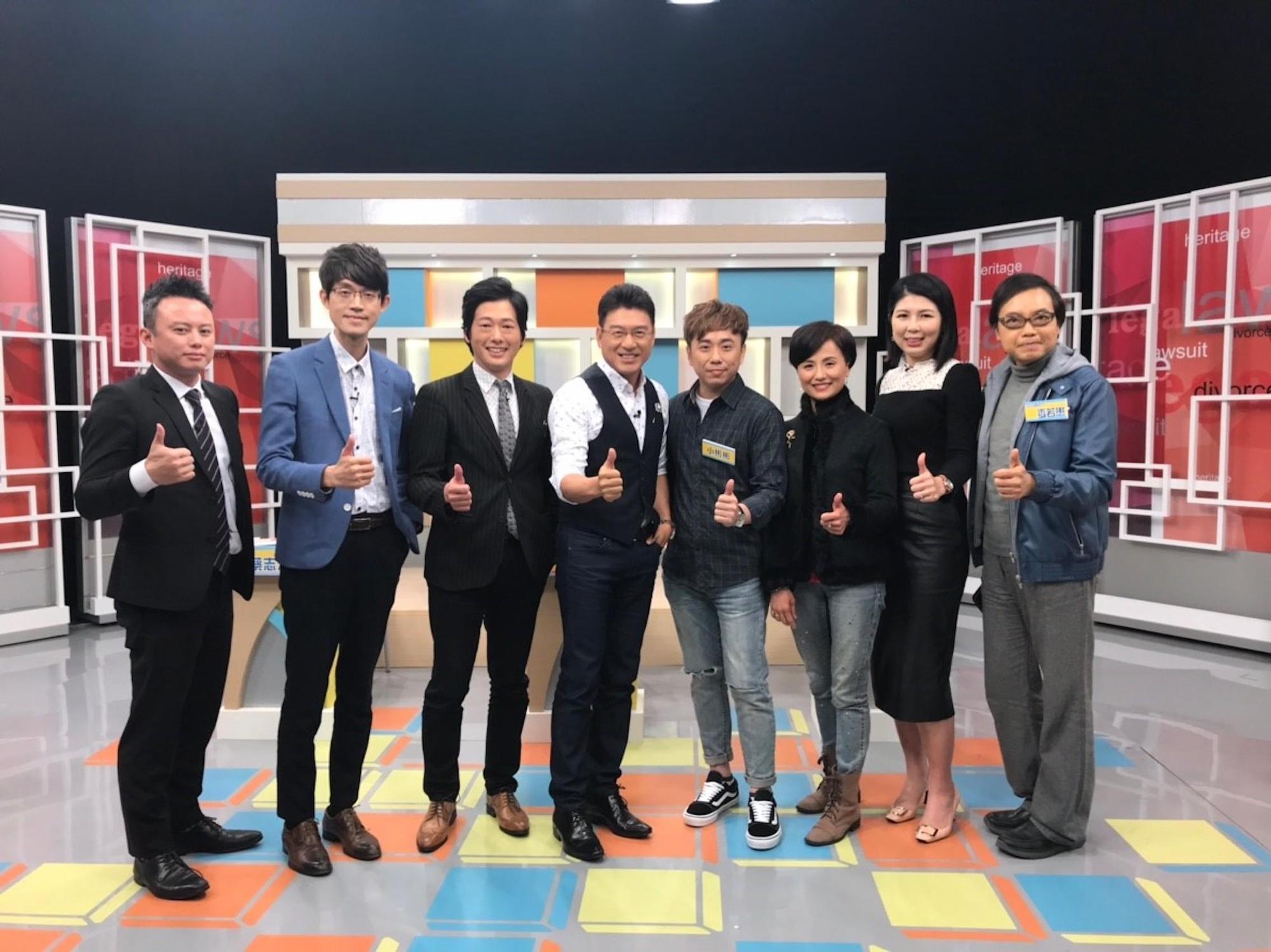 小彬彬(右4)與主持人謝震武律師及專業律師團合照。(和展影視提供)