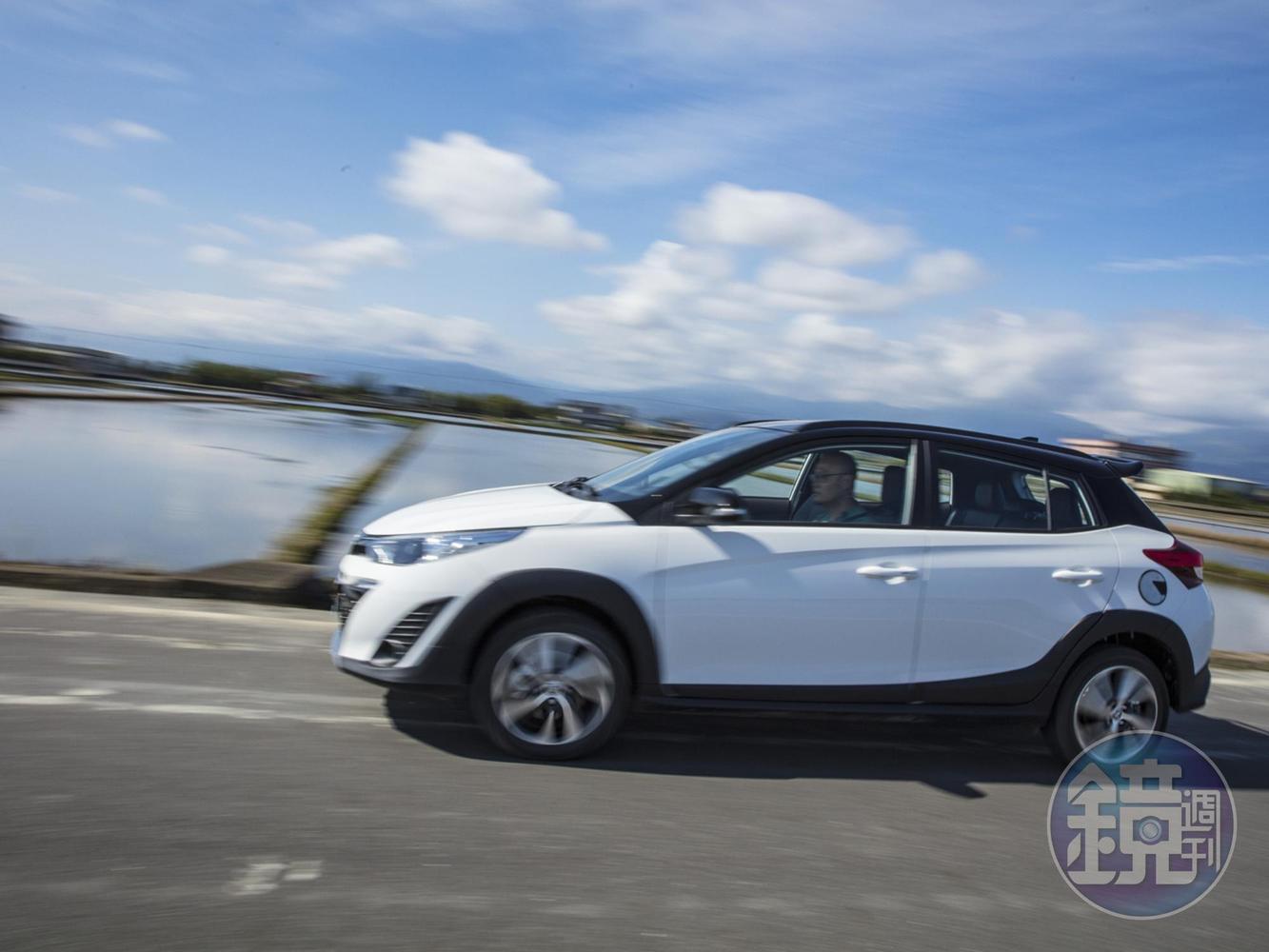 國瑞汽車替Yaris Crossover開發了一組新的運動化懸吊，重新設計的彈簧磅數與減震筒阻尼，有效的抑制車身側傾，卻也保留了大部分的舒適性。