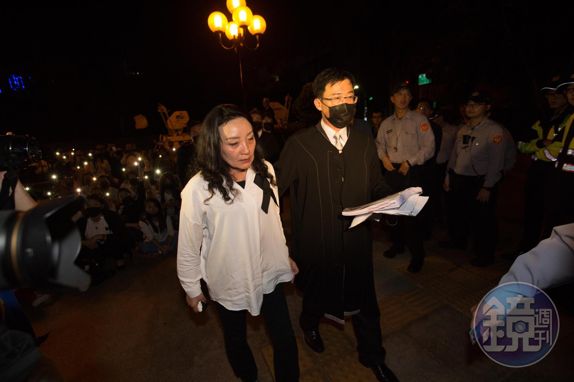 兒童權益促進協會理事長王薇君（白衣者）因侄子王昊事件，決心投入兒童保護，成為民間重要的求助管道。