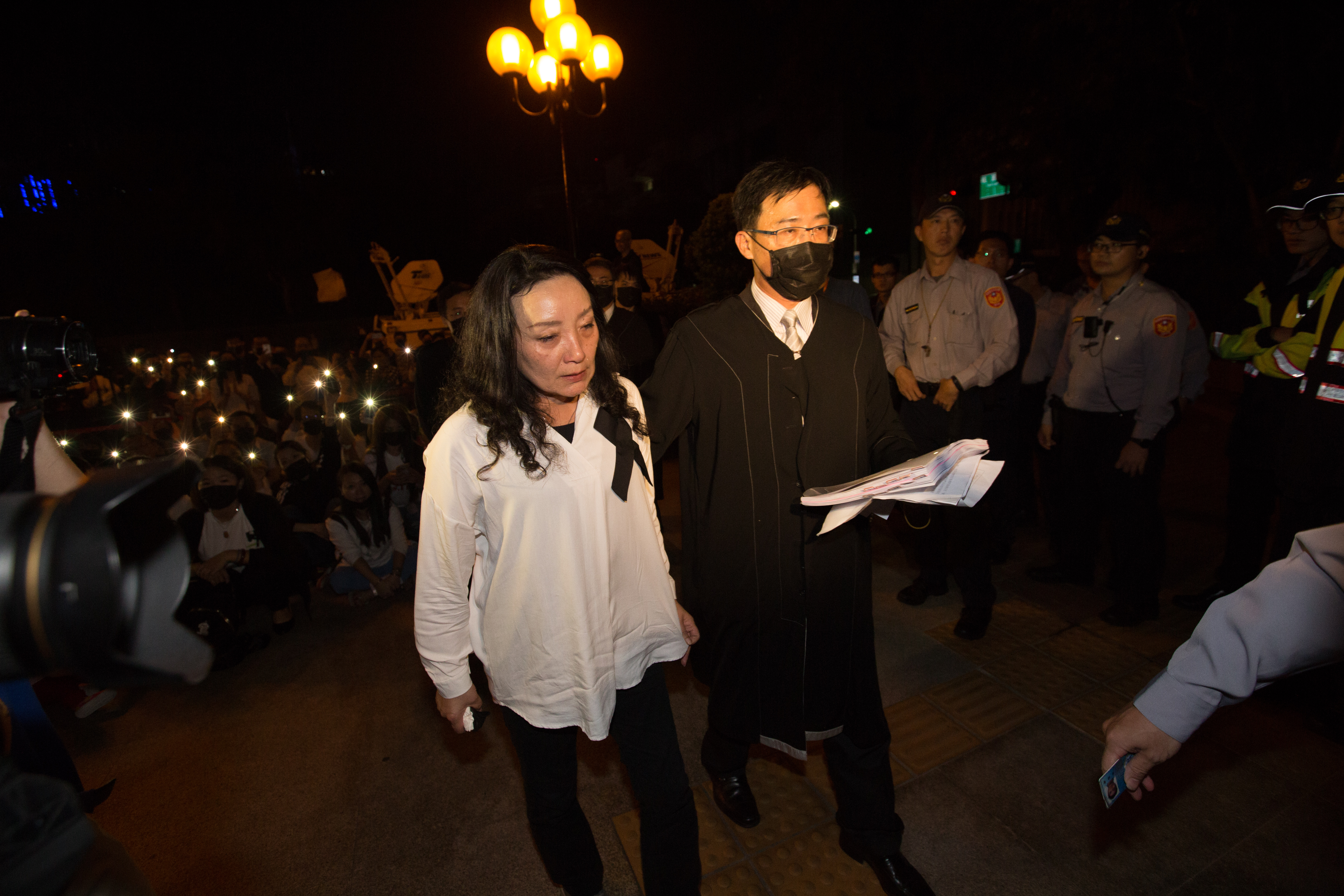 兒童權益促進協會理事長王薇君（白衣者）因侄子王昊事件，決心投入兒童保護，成為民間重要的求助管道。