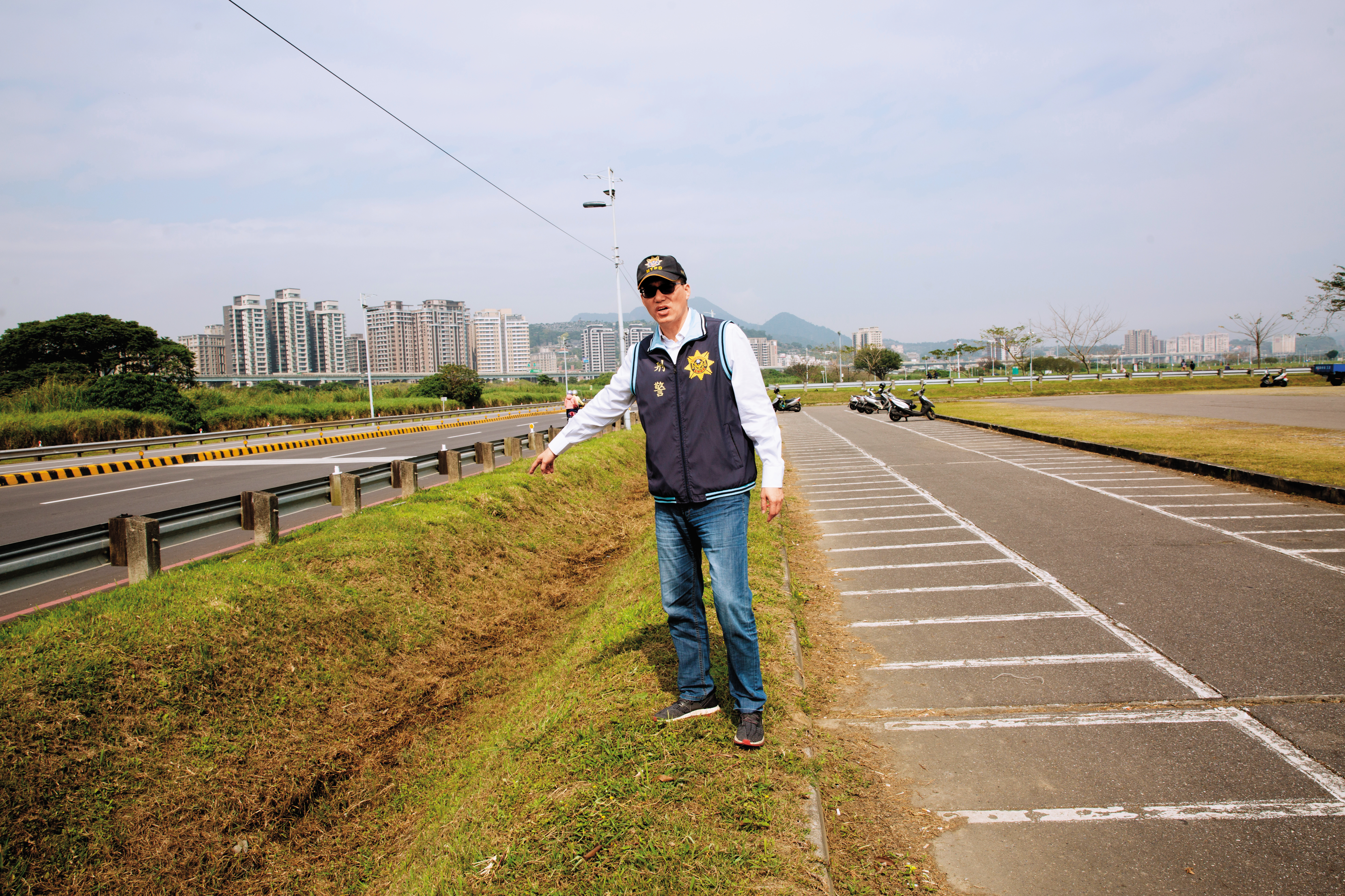 時任蘆洲警分局偵查隊副隊長的張俊明帶記者重返棄屍現場，對凶嫌的殘忍手法仍十分憤怒。