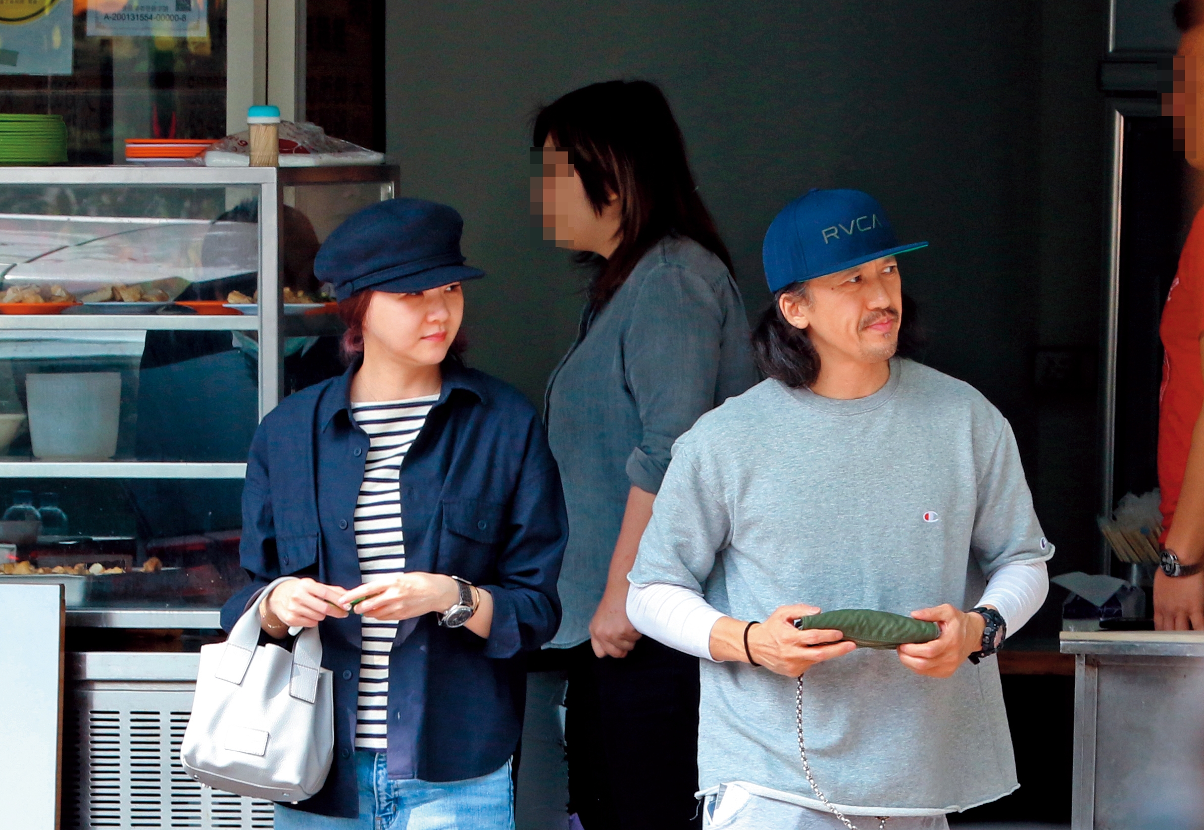 2月21日　13：27　雖然沒太多親密互動，但花花（左）仍和陳熙（右）一起戴藍色帽子出門。