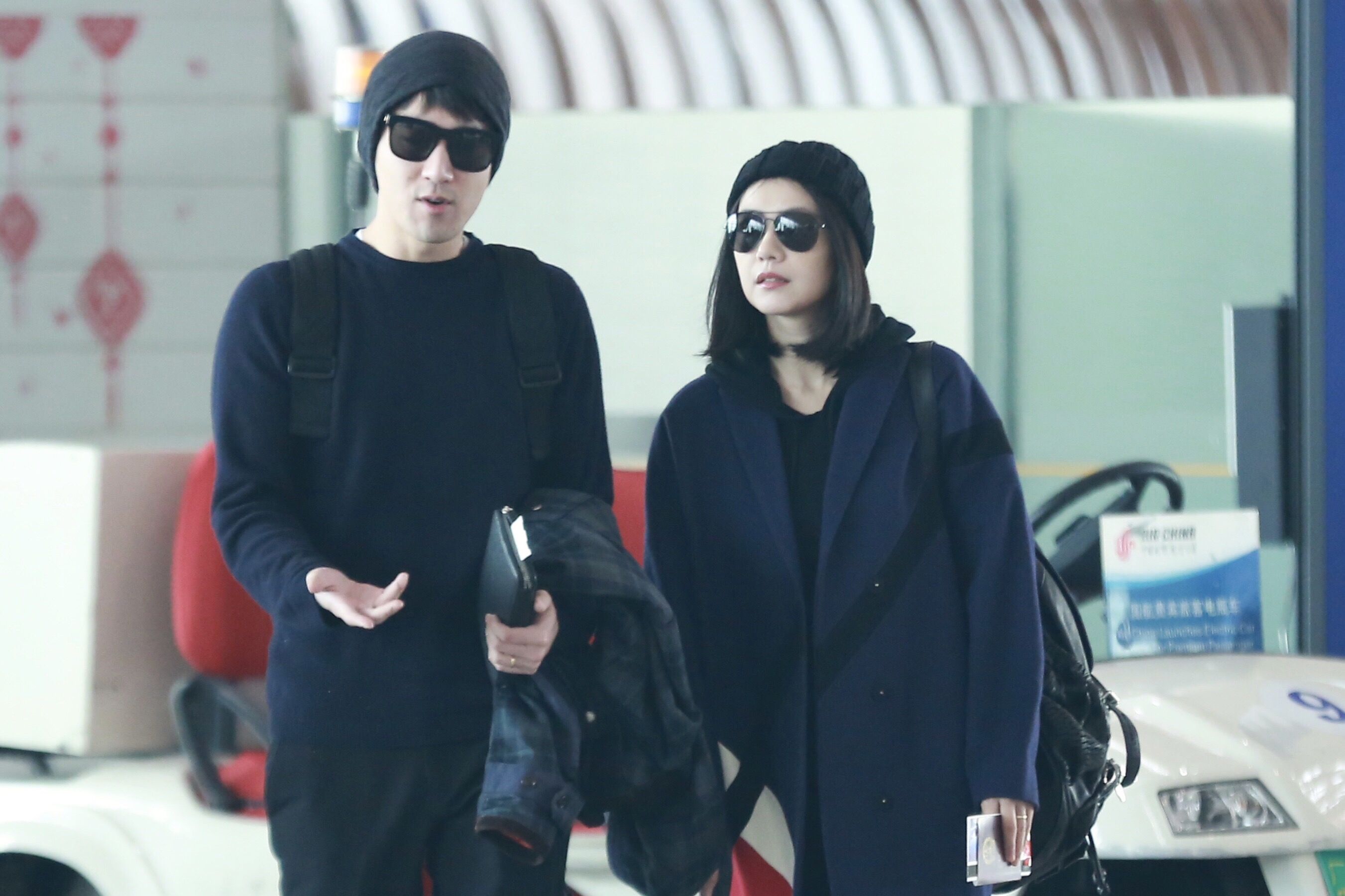 今年1月趙又廷與高圓圓現身機場,高圓圓一身黑看不出有任何懷孕跡象。(東方IC)