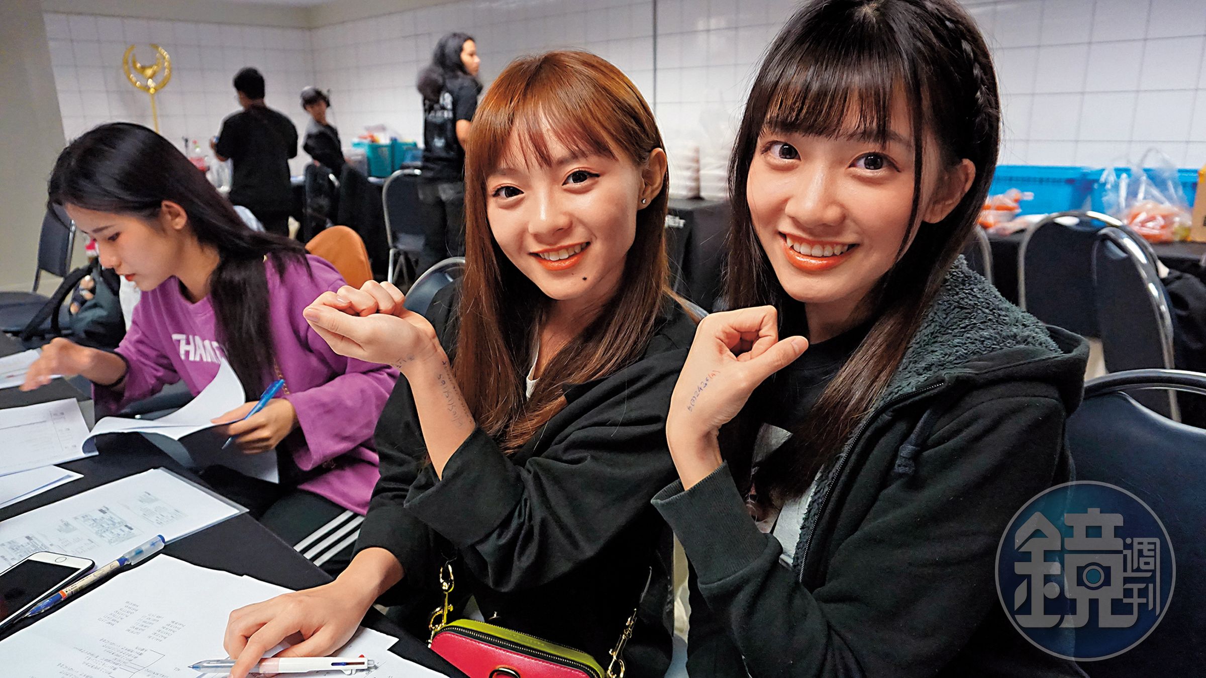 AKB48 Team TP冼迪琦（右）與隊長陳詩雅，獲選赴泰國參與「AKB48 Group Asia Festival」盛典，手上寫滿了小抄。（好言娛樂提供）