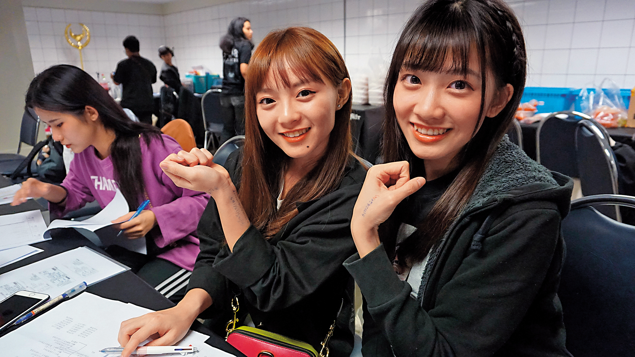 AKB48 Team TP冼迪琦（右）與隊長陳詩雅，獲選赴泰國參與「AKB48 Group Asia Festival」盛典，手上寫滿了小抄。（好言娛樂提供）