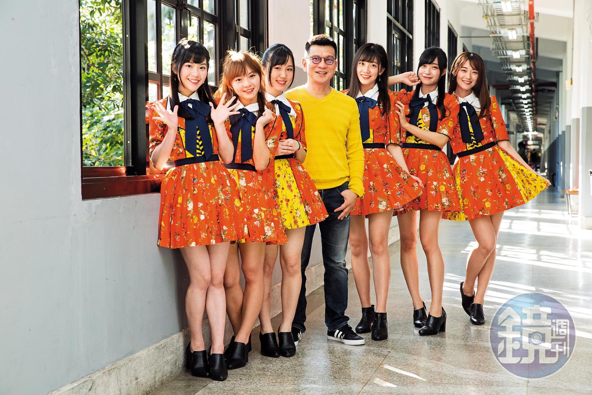 陳子鴻（中）去年接手AKB48 Team TP經營權，並在年底火速發行單曲。成員邱品涵（左起）、陳詩雅、劉曉晴、冼迪琦、劉潔明、劉語晴。