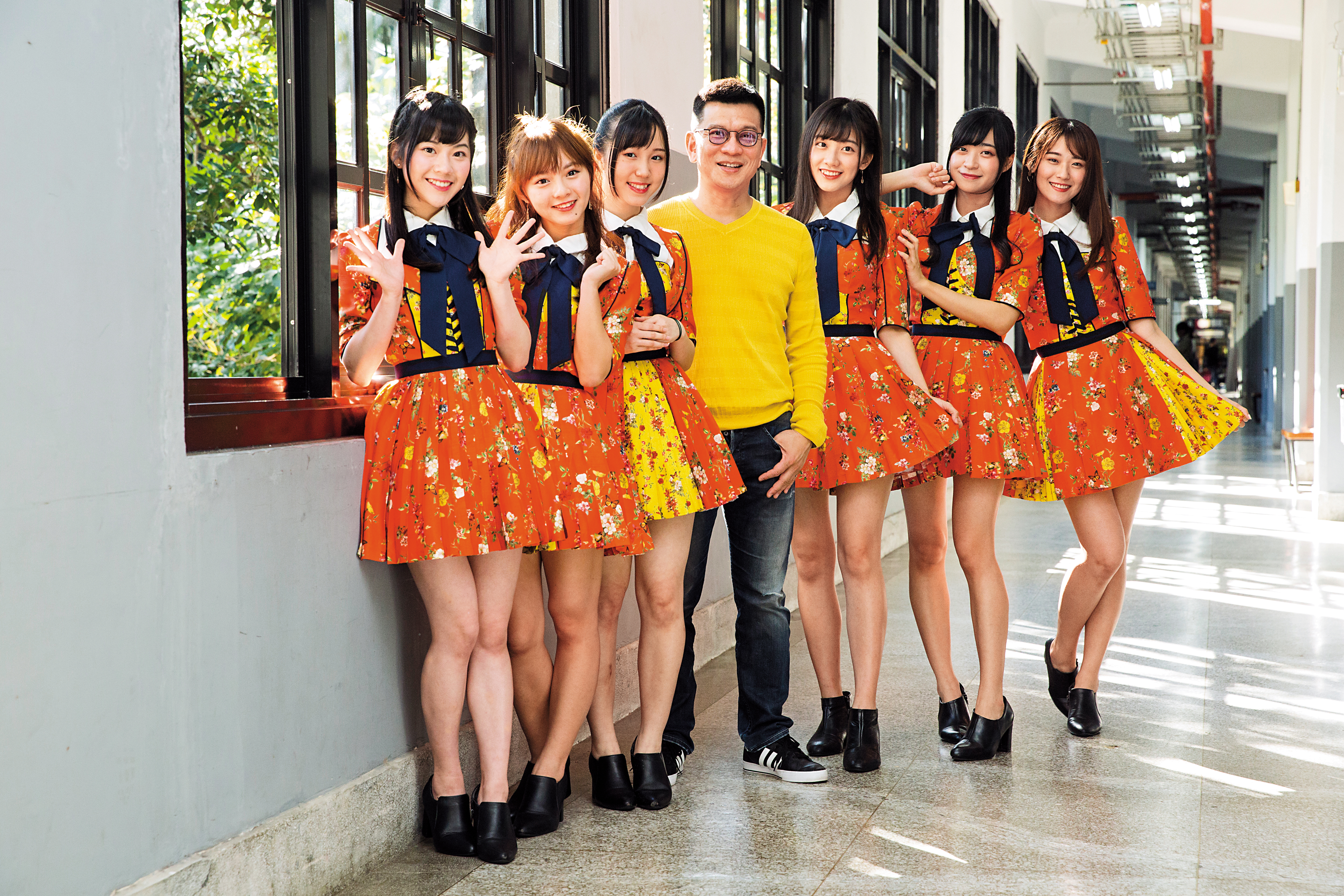 陳子鴻(中)去年接手AKB48 Team TP經營權,並在年底火速發行單曲。成員邱品涵(左起)、陳詩雅、劉曉晴、冼迪琦、劉潔明、劉語晴。