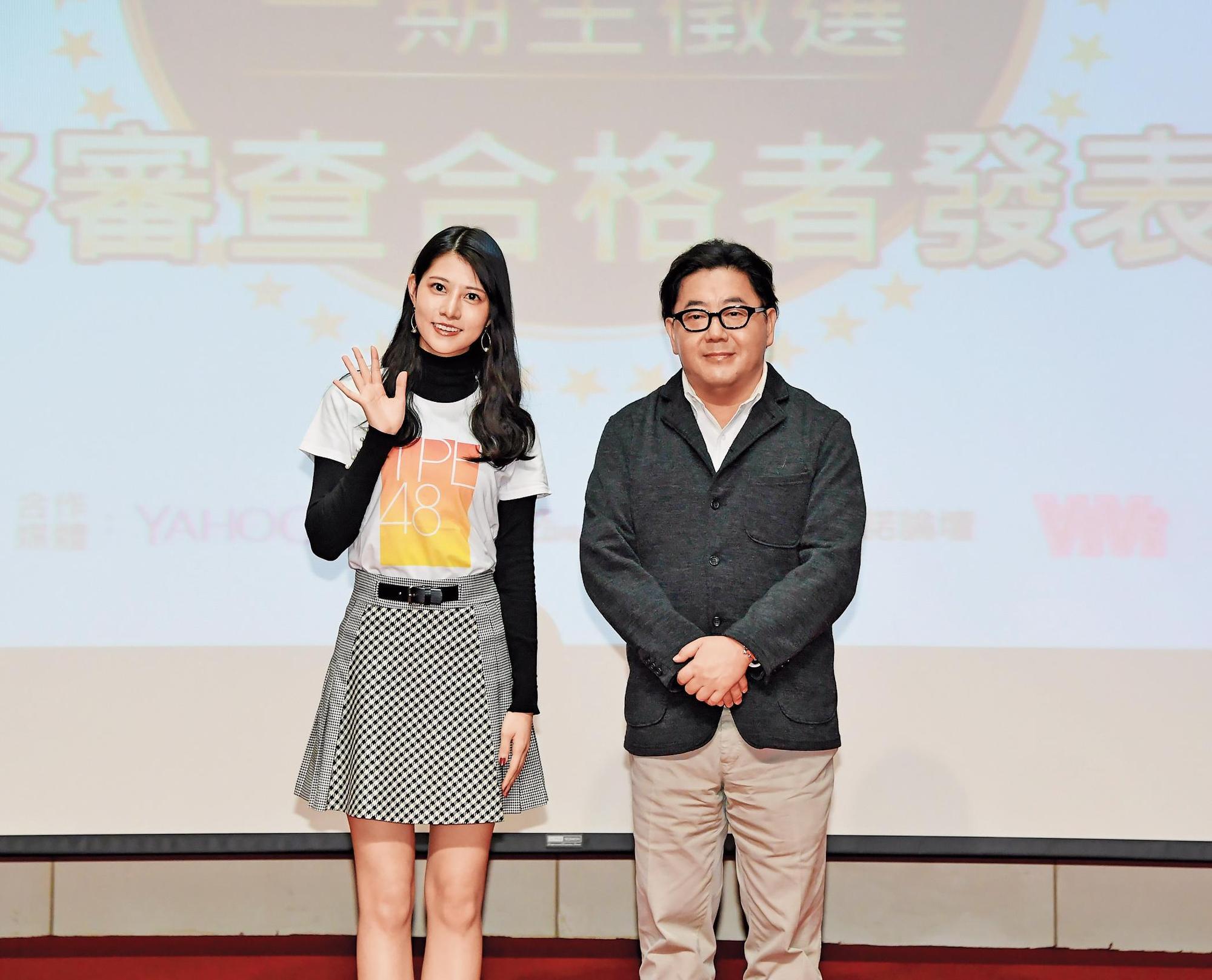 AKB48總製作人秋元康（右）去年曾來台參與TPE48最終審查，阿部瑪利亞也一起來台。（翻攝自ATC Taiwan）