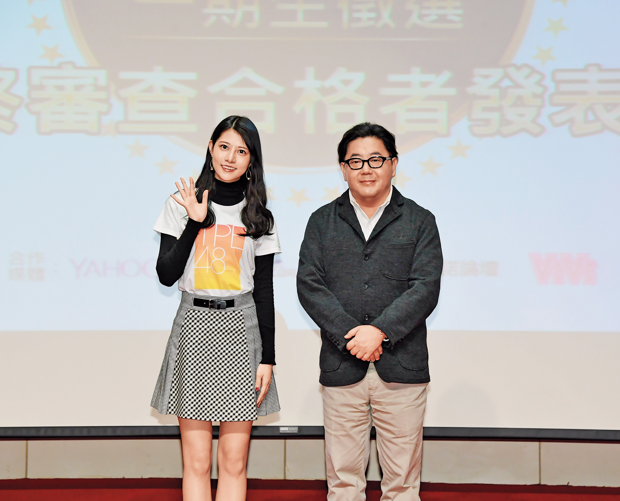 AKB48總製作人秋元康（右）去年曾來台參與TPE48最終審查，阿部瑪利亞也一起來台。（翻攝自ATC Taiwan）