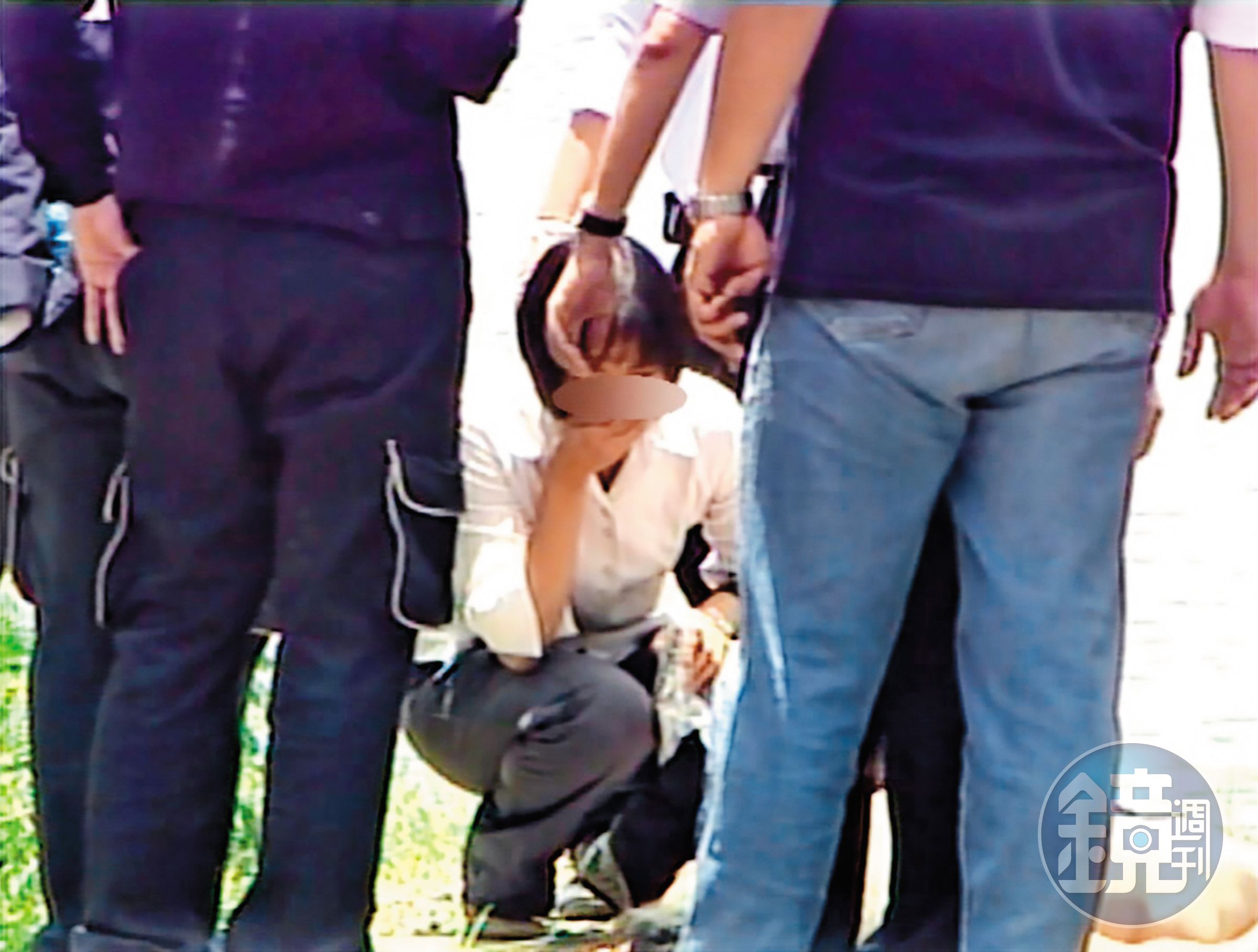 褚男跳橋自殺後,家屬認屍時悲痛萬分,褚太太(蹲者)當時更已懷有身孕。(東森新聞提供)