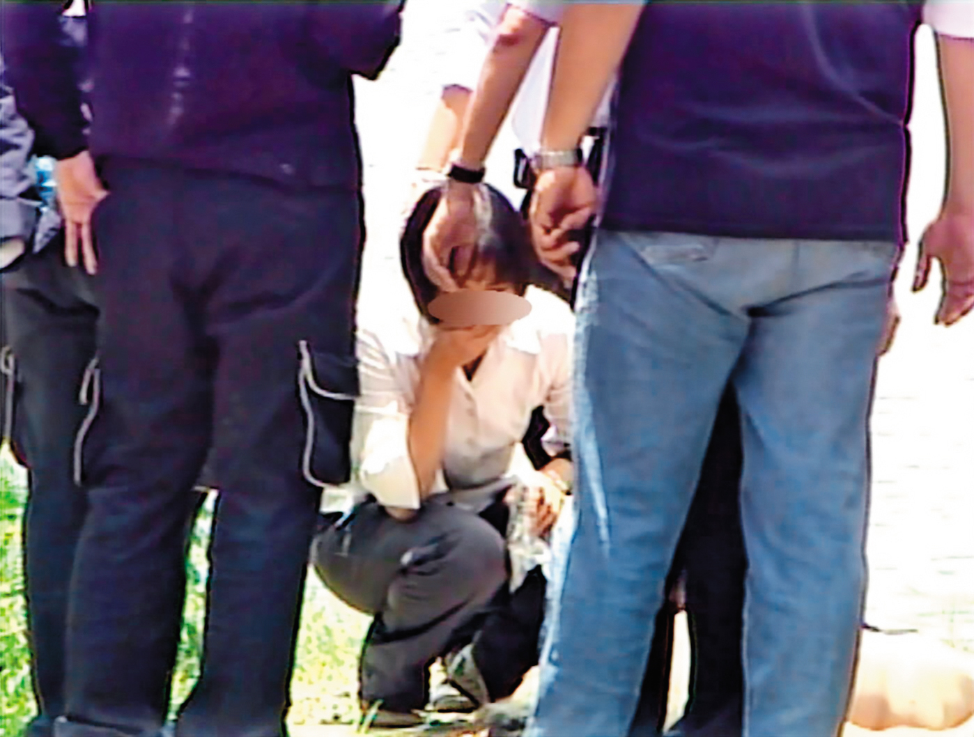 褚男跳橋自殺後，家屬認屍時悲痛萬分，褚太太（蹲者）當時更已懷有身孕。（東森新聞提供）