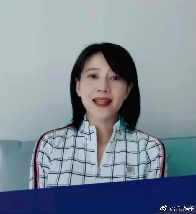 高圓圓近日影片刻意遮肚，網友懷疑她有孕了。 （翻攝自新浪娛樂）