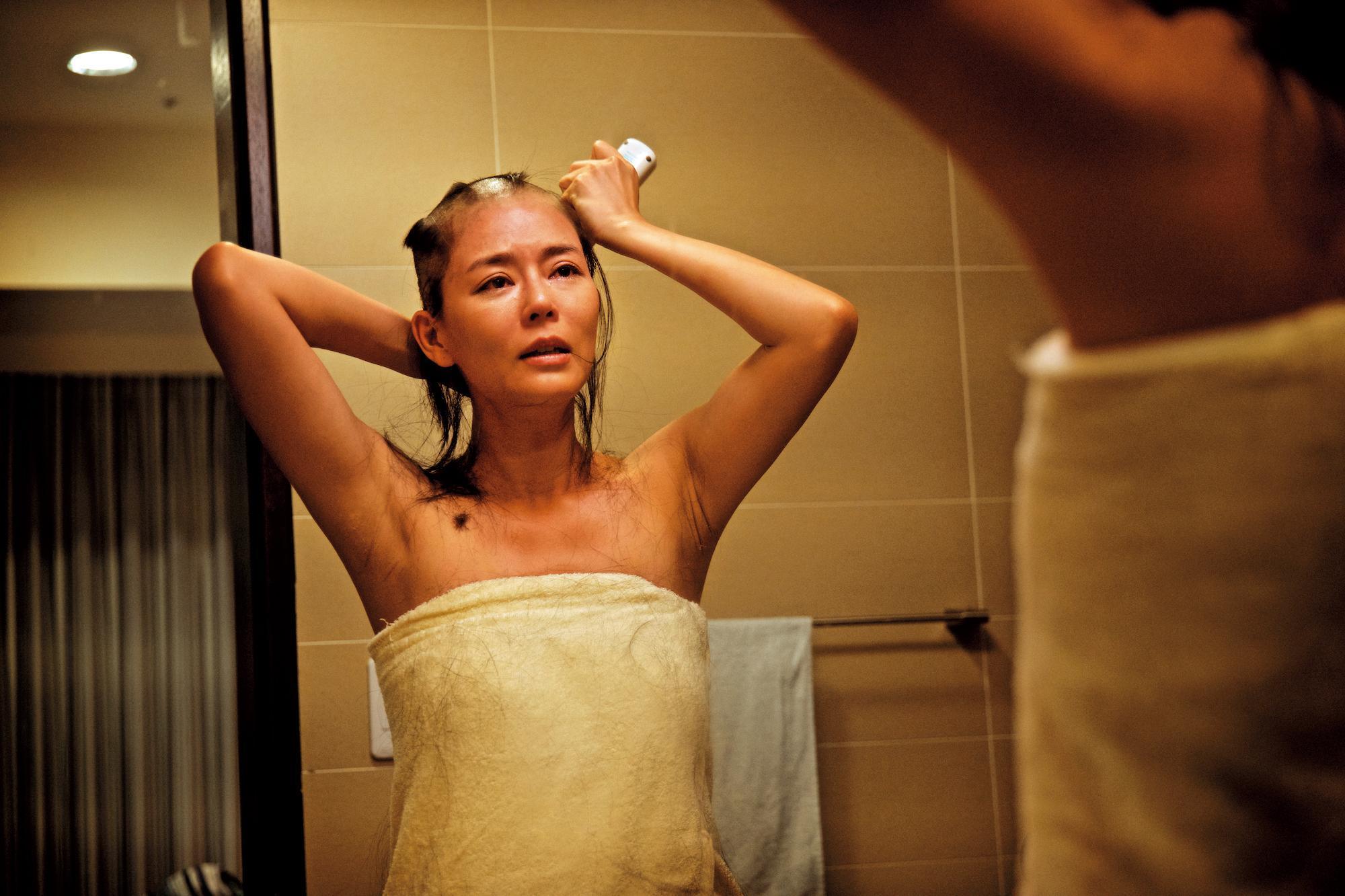 劉香慈在產後復出的電影《乳．房》飾演乳癌患者，導演以一鏡到底方式記錄她接受化療前的剃頭過程。（可樂電影提供）