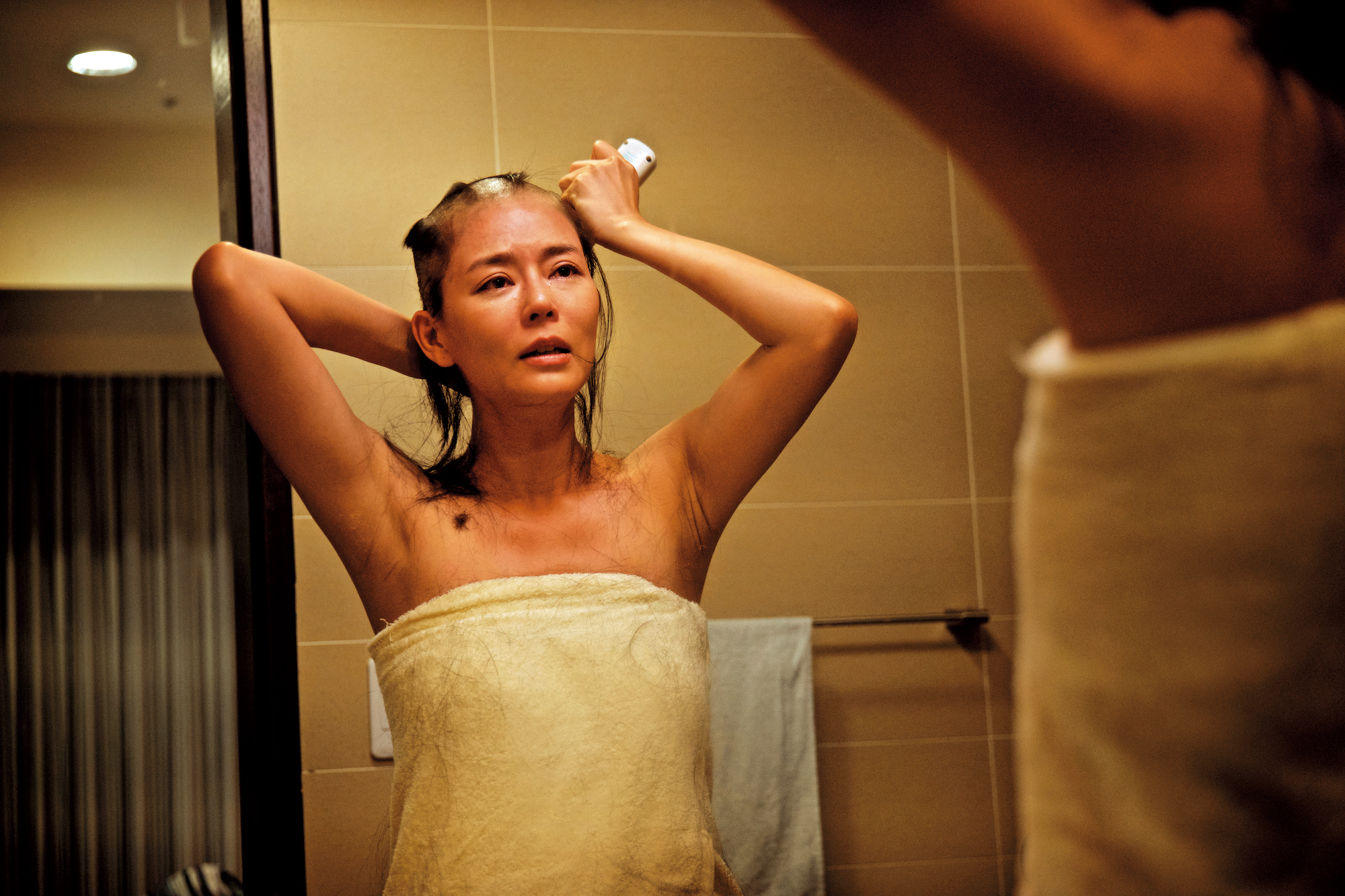 劉香慈在產後復出的電影《乳．房》飾演乳癌患者，導演以一鏡到底方式記錄她接受化療前的剃頭過程。（可樂電影提供）