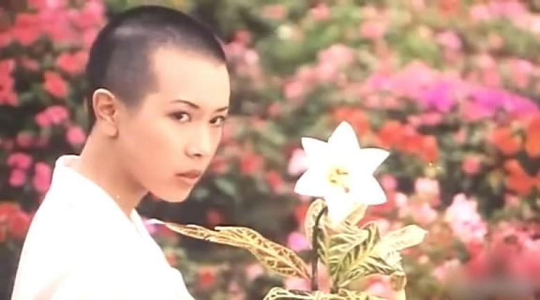 莫文蔚當年為周星馳電影《整鬼專家》結局幾個短短鏡頭剃了光頭演出，算是當年相當大膽的決定。（翻攝電影畫面）