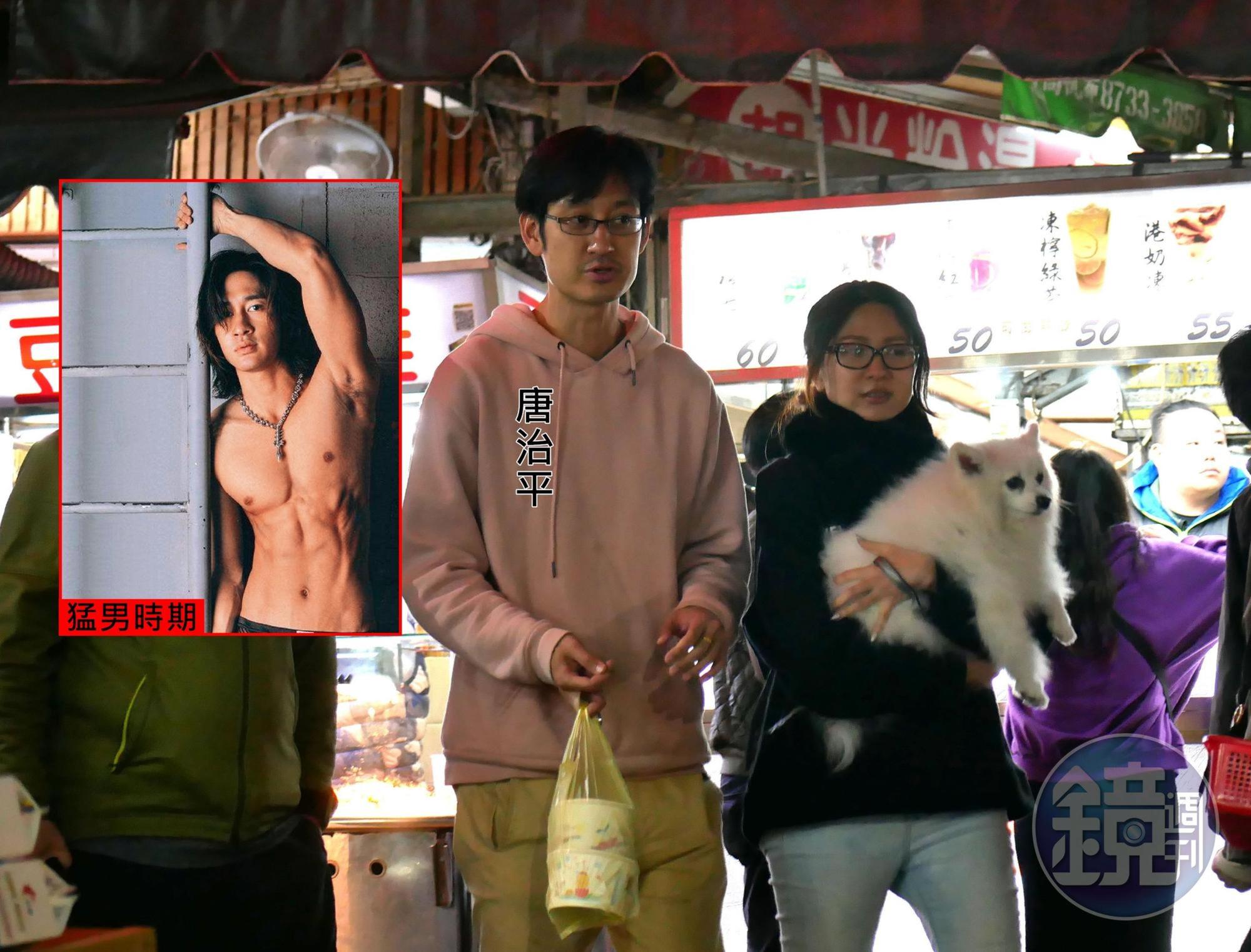 2月17日00:09,唐治平(左)和抱狗的女友逛街,兩人頗有夫妻臉。