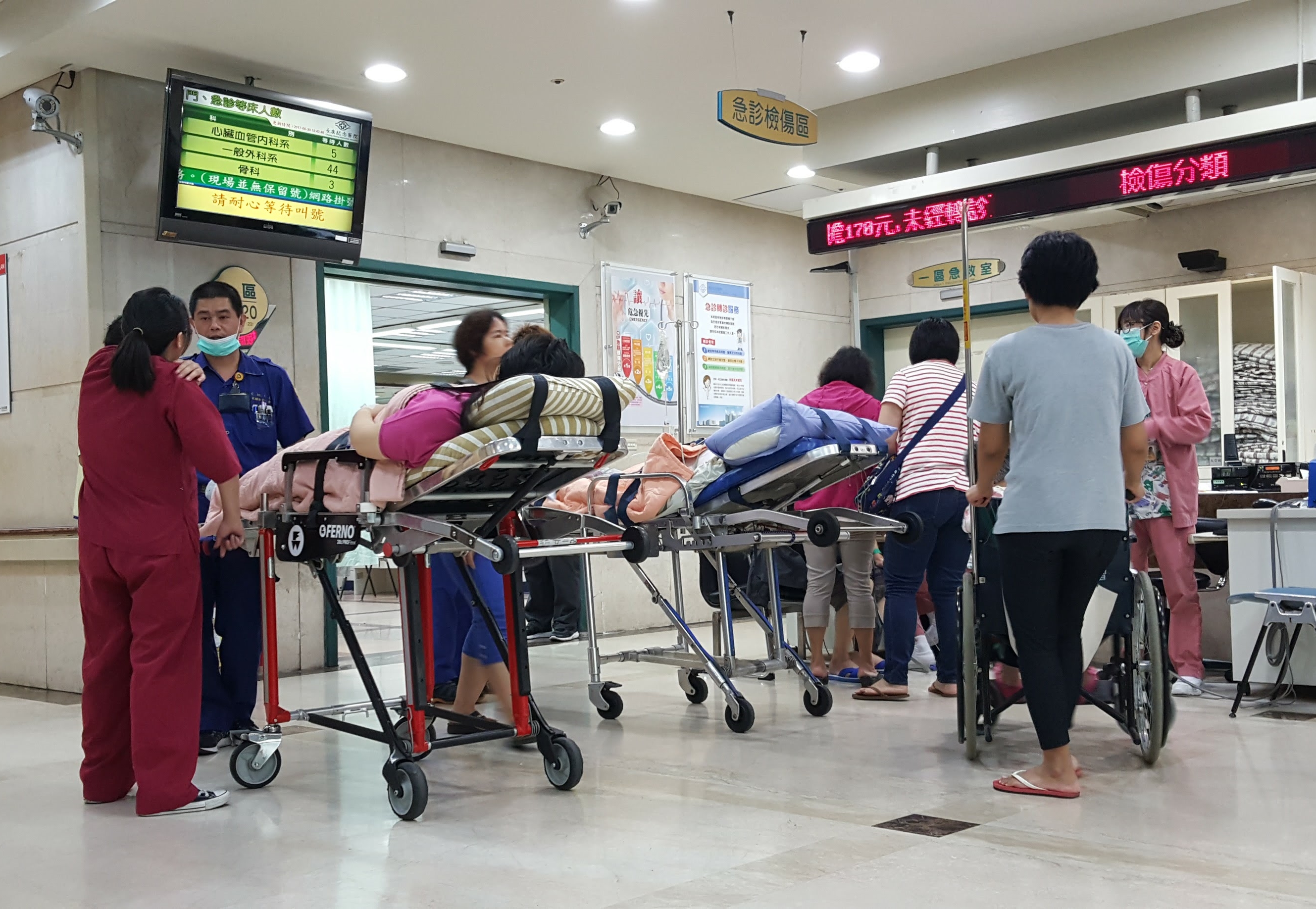 針對外籍人士大讚健保，前台大醫副院長王明鉅認為這件事只是凸顯台灣醫療人員低薪的悲哀。