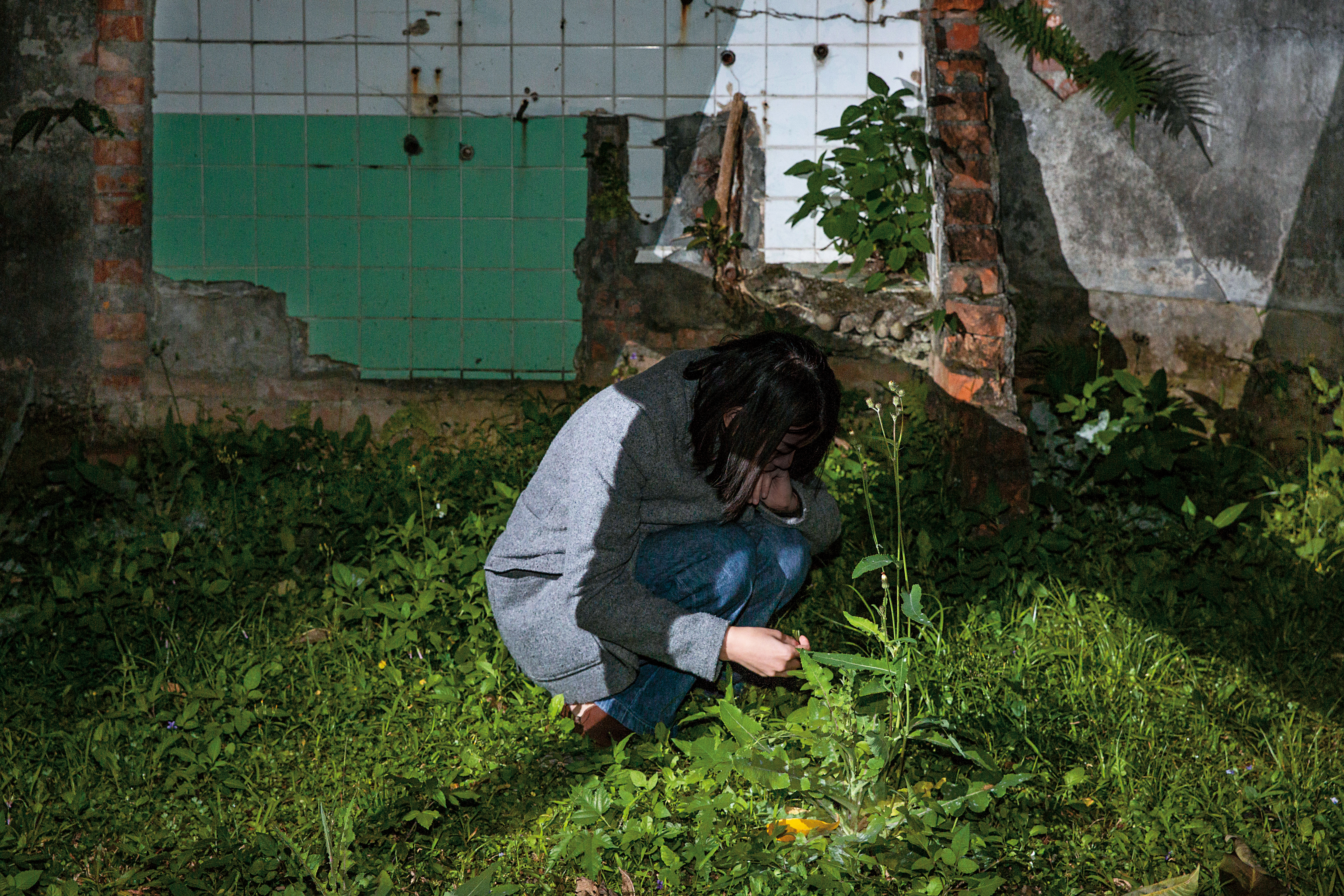 元元坦承自己常有感情和情緒的問題，若是沒有敞開心胸面對童年目睹暴力的創傷，她至今仍不知道問題出在哪裡。