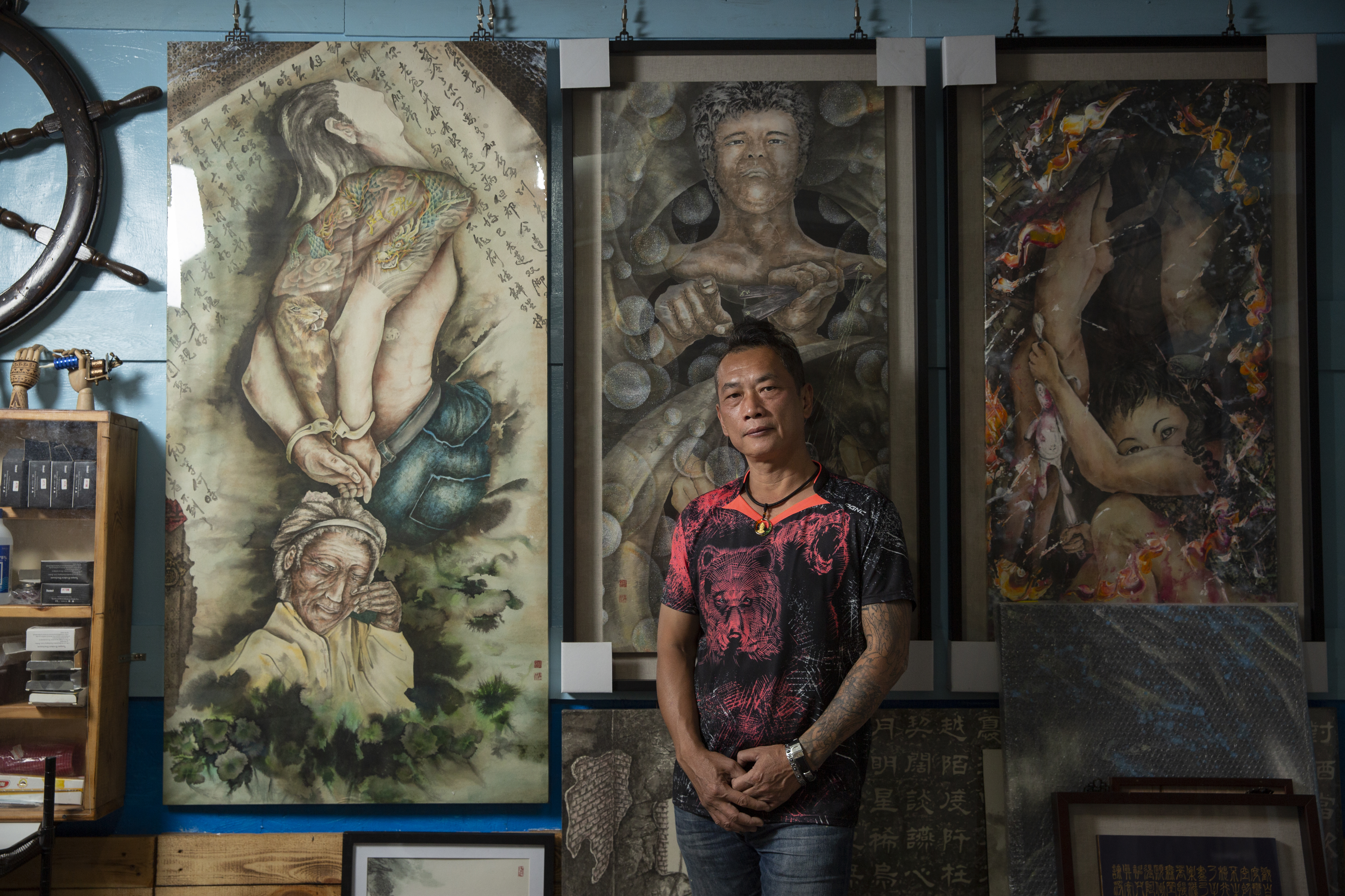 楊逸背後的那幅畫是畫自己被逮捕時，母親流淚的場景。一般「兄弟」忌諱在背上刺龍，但畫作主角背上有龍剌青，台語諧音：「狼狽」，暗示主角處境。