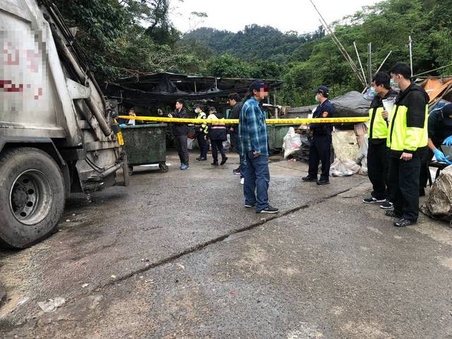 新北市新店一家環保公司員工在清理垃圾時發現一具女嬰屍體，警方證實為新加坡一對情侶所為。（警方提供）