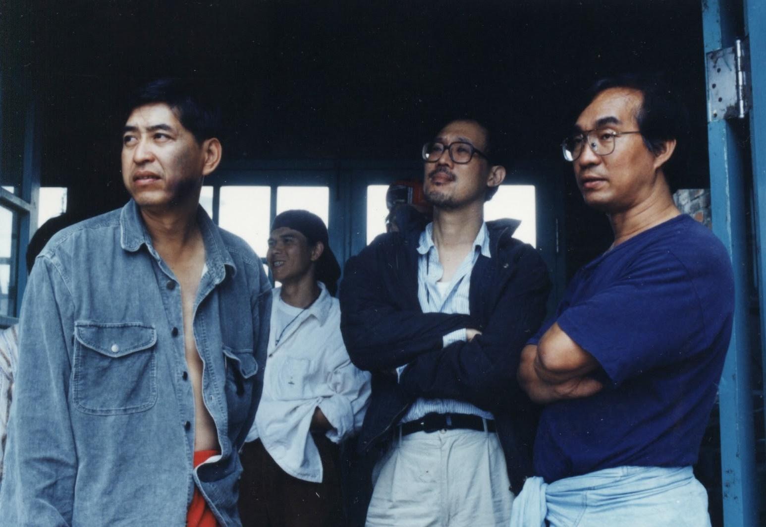 廖慶松（前右起）擔任萬仁執導、柯一正主演的電影《超級大國民》編劇與製片。（廖慶松提供）