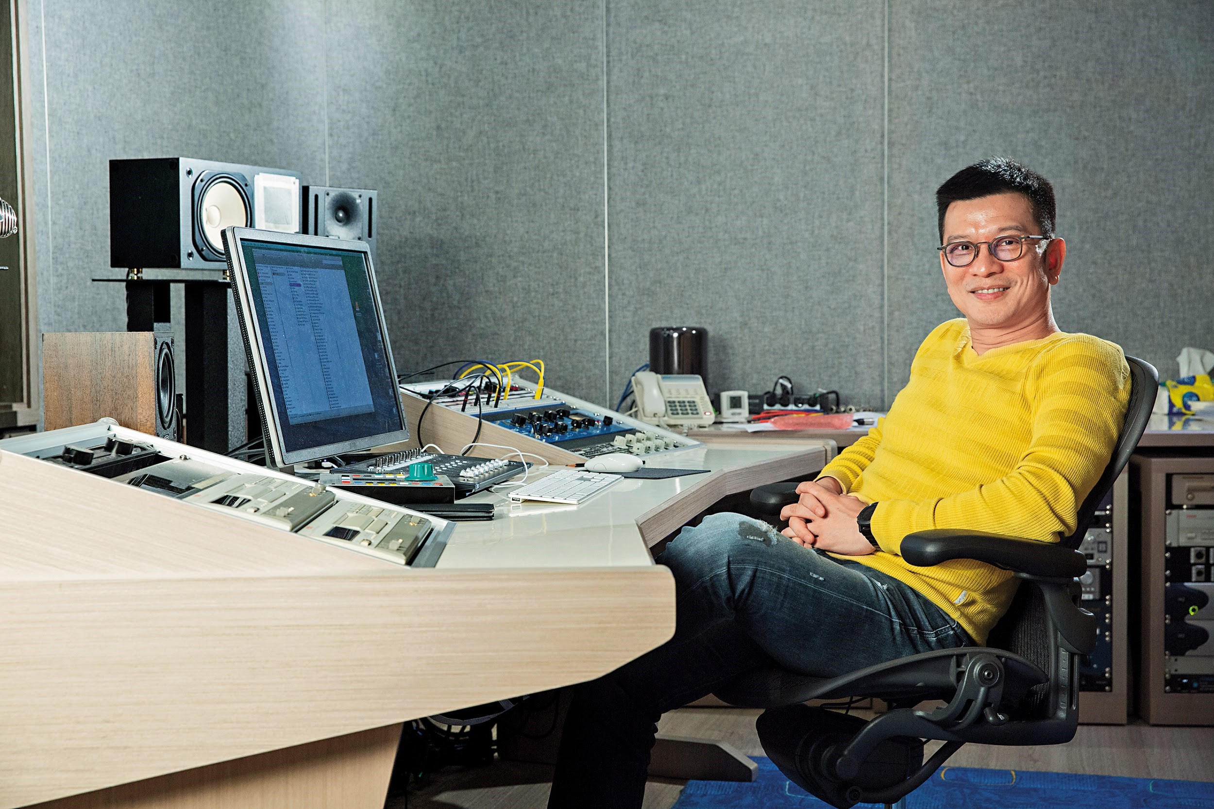 陳子鴻擁有30年音樂製作經驗，除了催生蜜蜂少女隊，B.A.D、Energy等偶像團隊的專輯也由他製作。