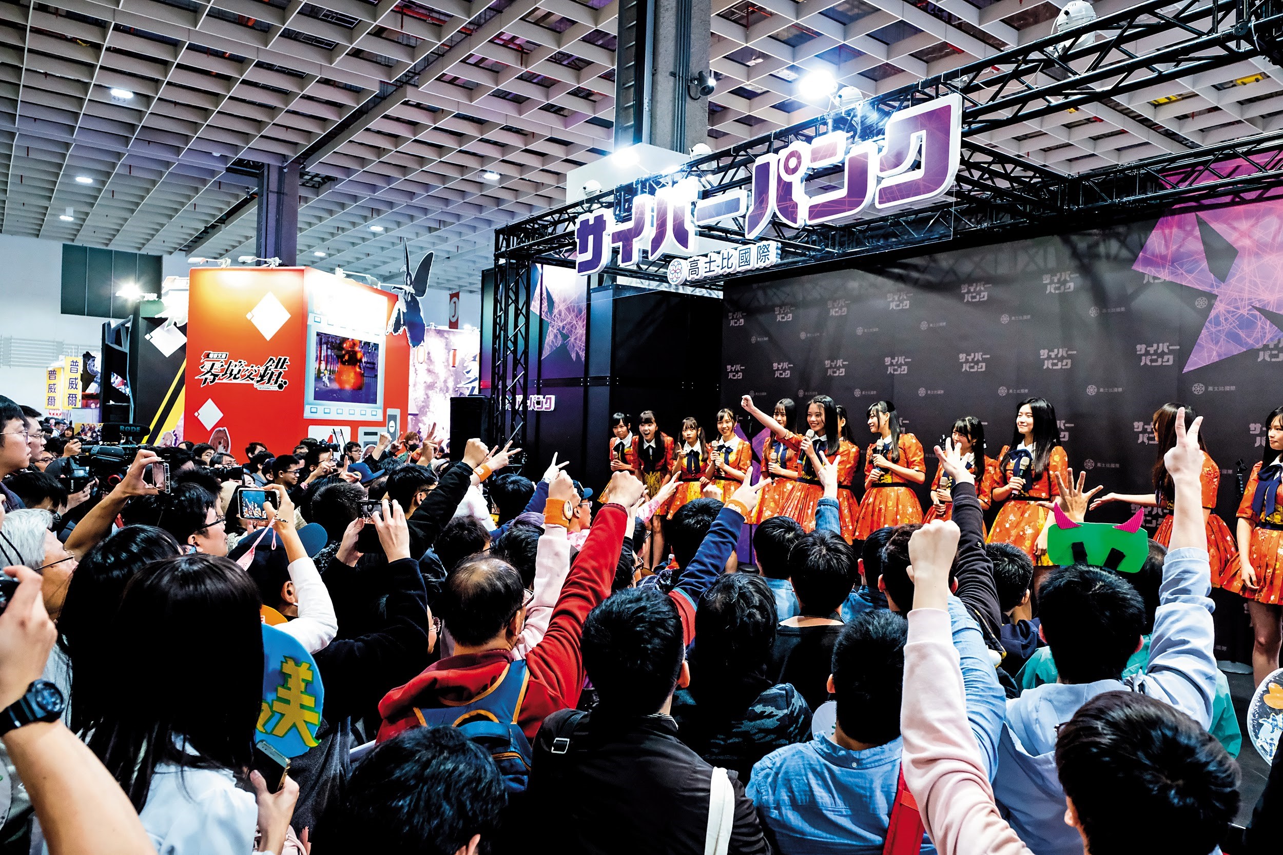 AKB48 Team TP受邀出席台北動漫節活動,台下粉絲應援團踴躍爭取與偶像玩遊戲。(好言娛樂提供)