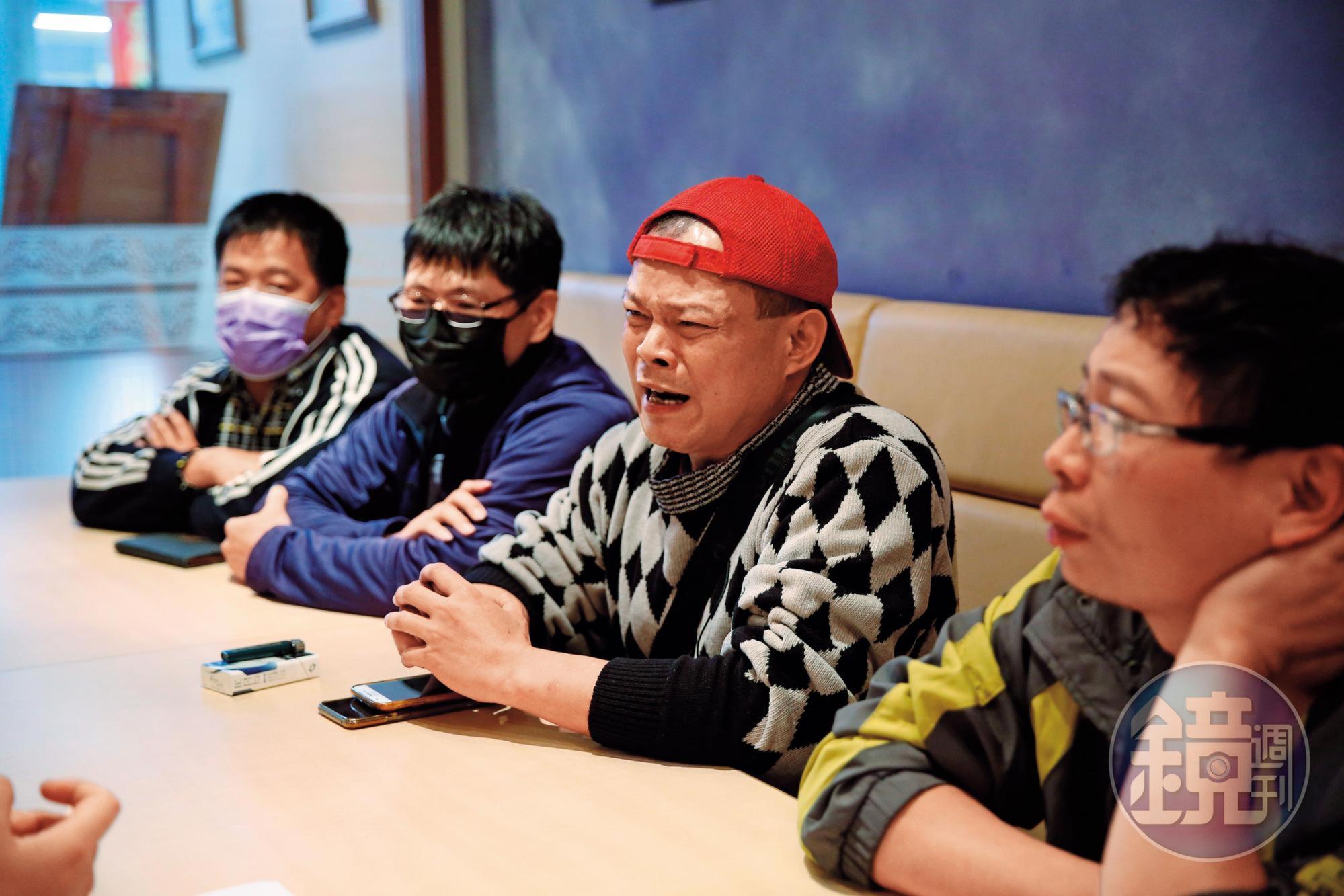 林先生（右2）、賴先生（右）等人出面控訴，遭婚姻媒合協會詐婚的經過。