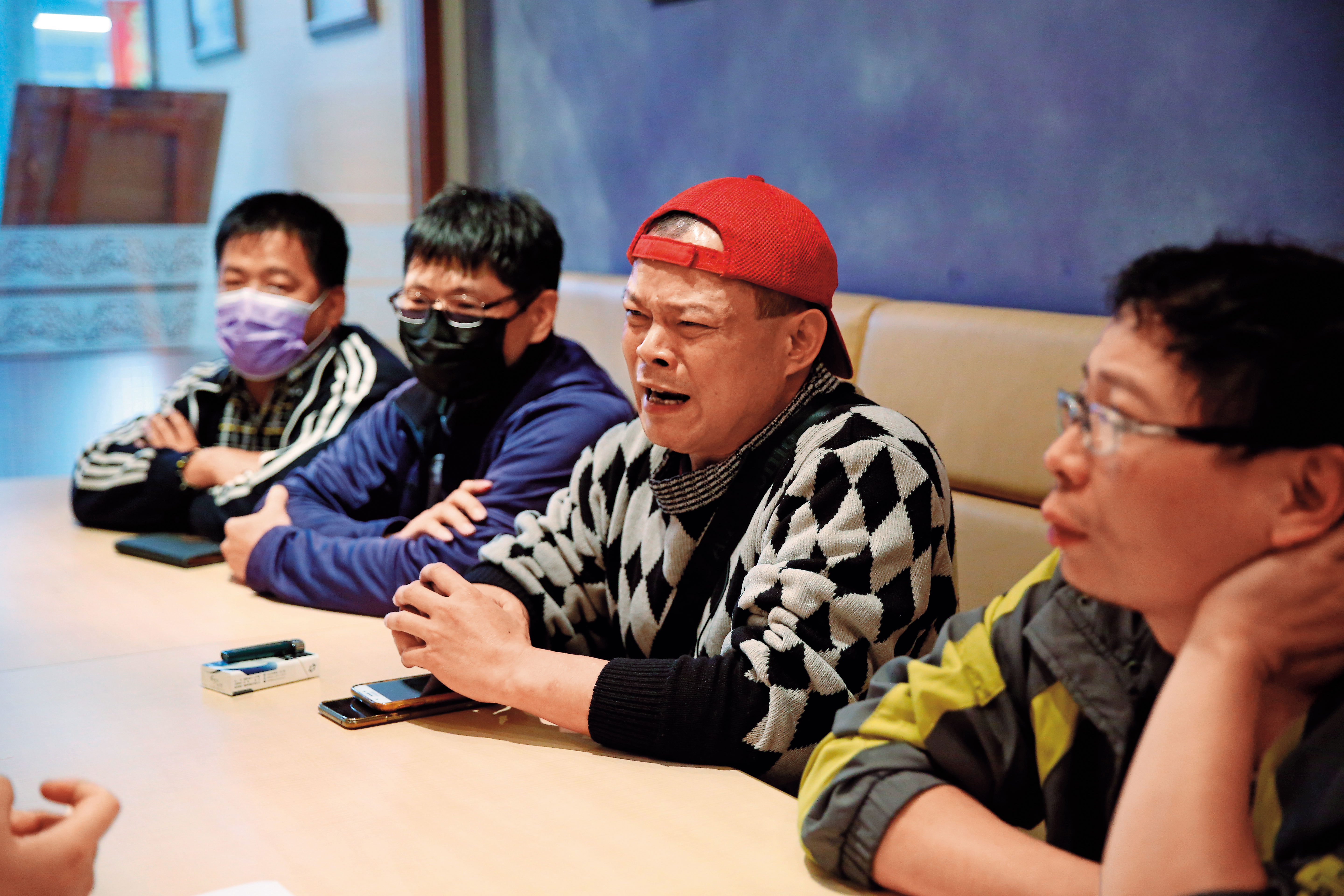 林先生(右2)、賴先生(右)等人出面控訴,遭婚姻媒合協會詐婚的經過。