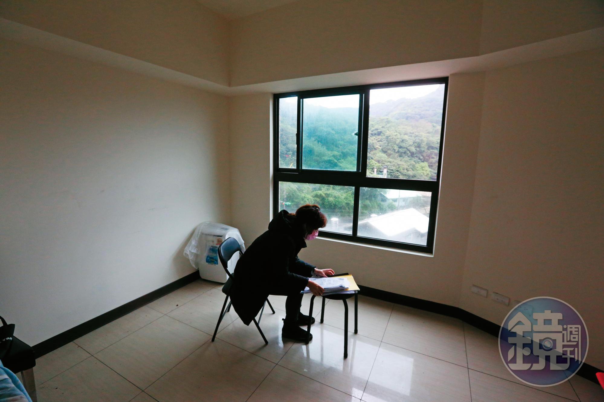 周小姐買了海吉市5樓房屋,搬進去住後才發現1屋6賣,產權不明,隨時會被法拍,至今不敢裝潢,屋內空蕩蕩。