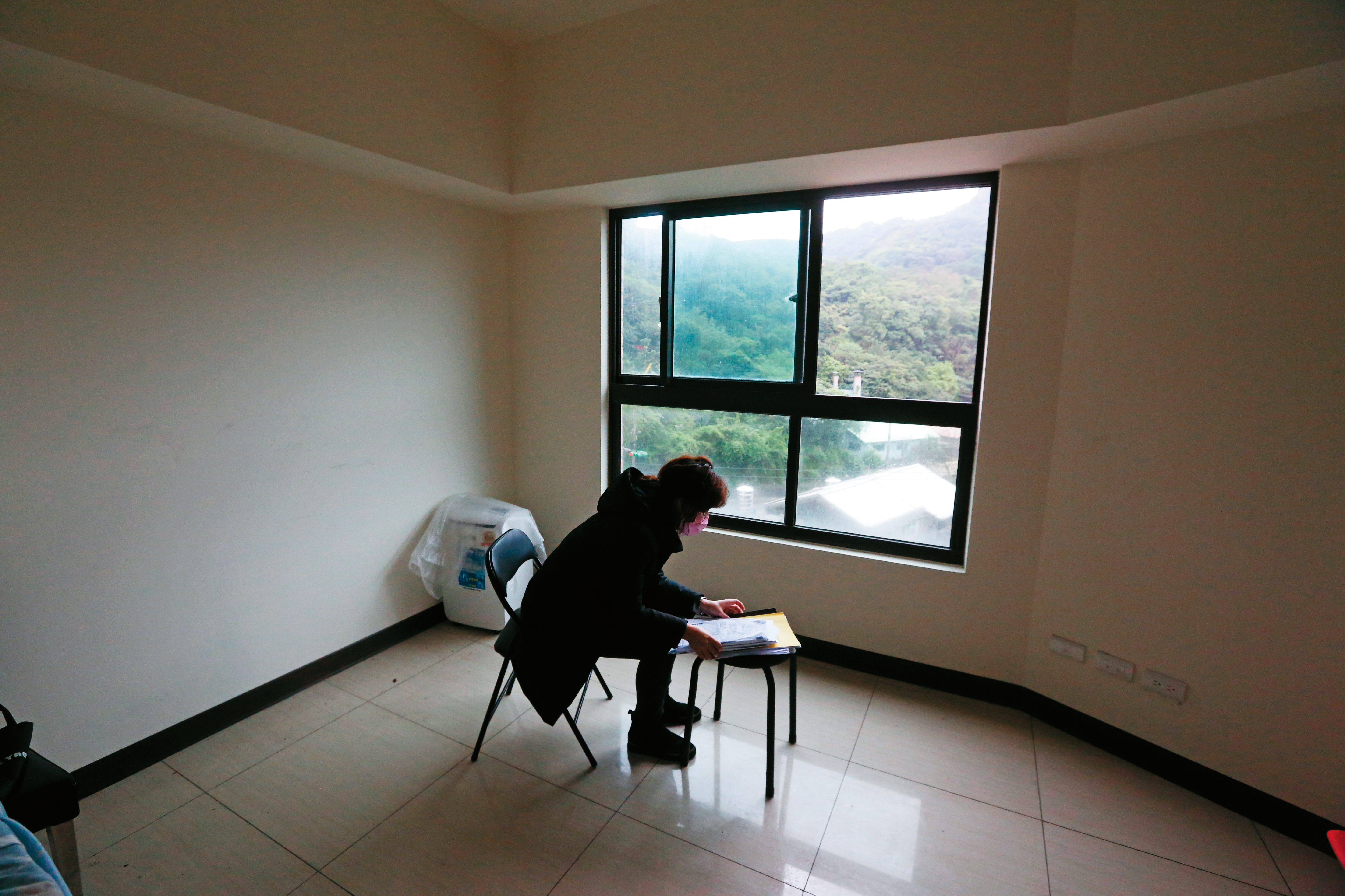 周小姐買了海吉市5樓房屋，搬進去住後才發現1屋6賣，產權不明，隨時會被法拍，至今不敢裝潢，屋內空蕩蕩。