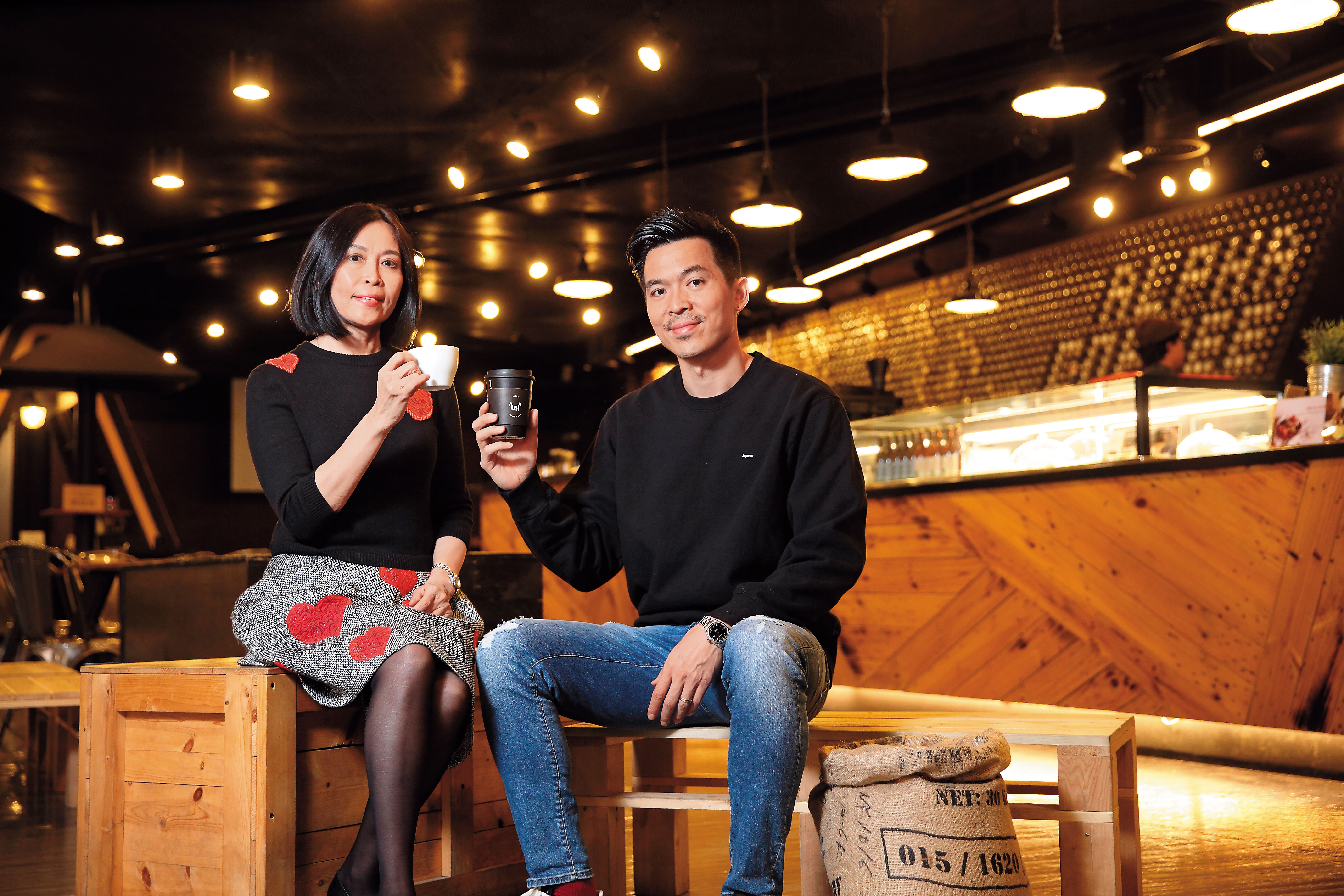 源友企業是台灣最大咖啡豆供應商，創辦人朱永正過世後，太太李惠芝（左）與兒子朱茂亨（右）力拚將代工廠轉型為自有品牌。