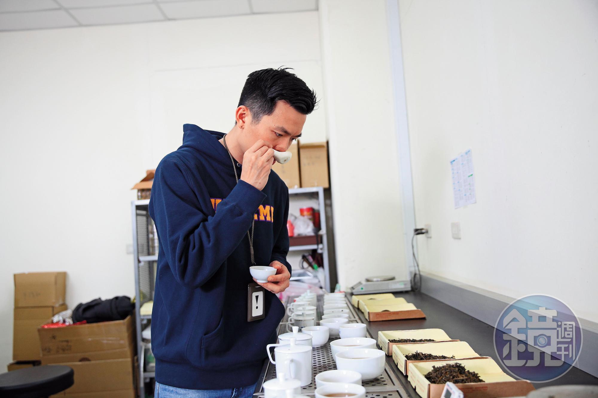 源友的產品包含茶葉與茶萃取液，所有風味都須泡茶測試、分析記錄。