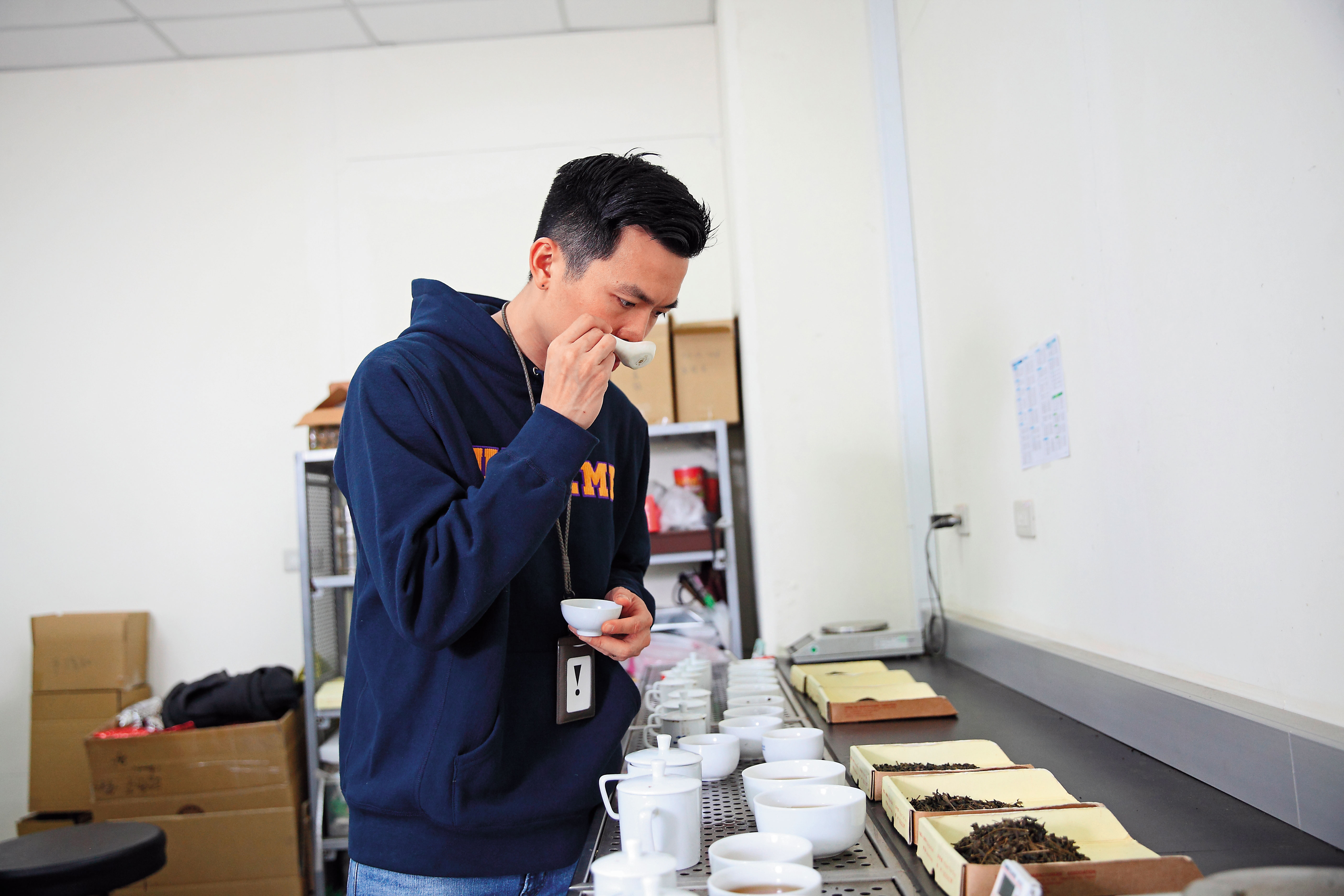 源友的產品包含茶葉與茶萃取液，所有風味都須泡茶測試、分析記錄。
