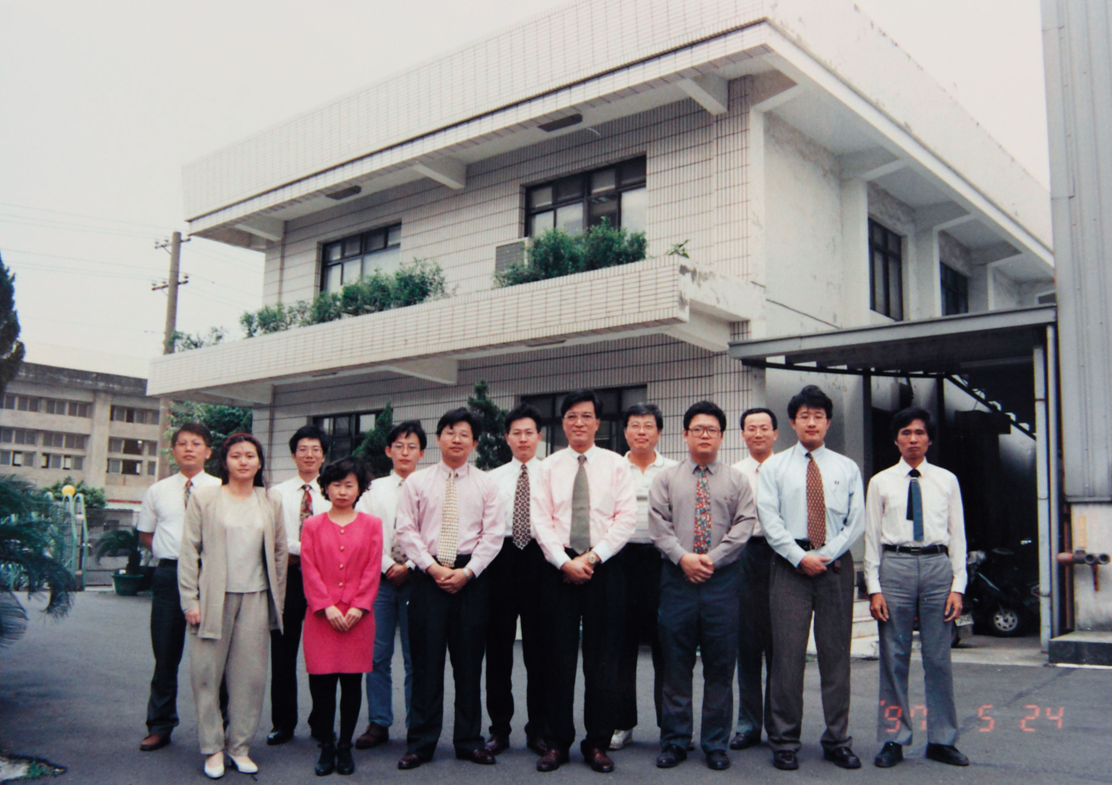 1995年朱永正抵押房子貸款千萬元買下源友，當時總經理呂明哲已在公司任職。（源友提供）