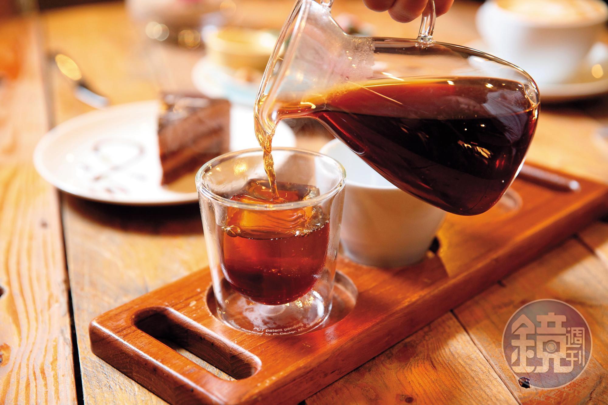 源友在觀光工廠內開咖啡廳Alpha Coffee & Tea，提供的手沖咖啡可同時享受冷、熱2種風味。（手沖咖啡，150元起／杯）