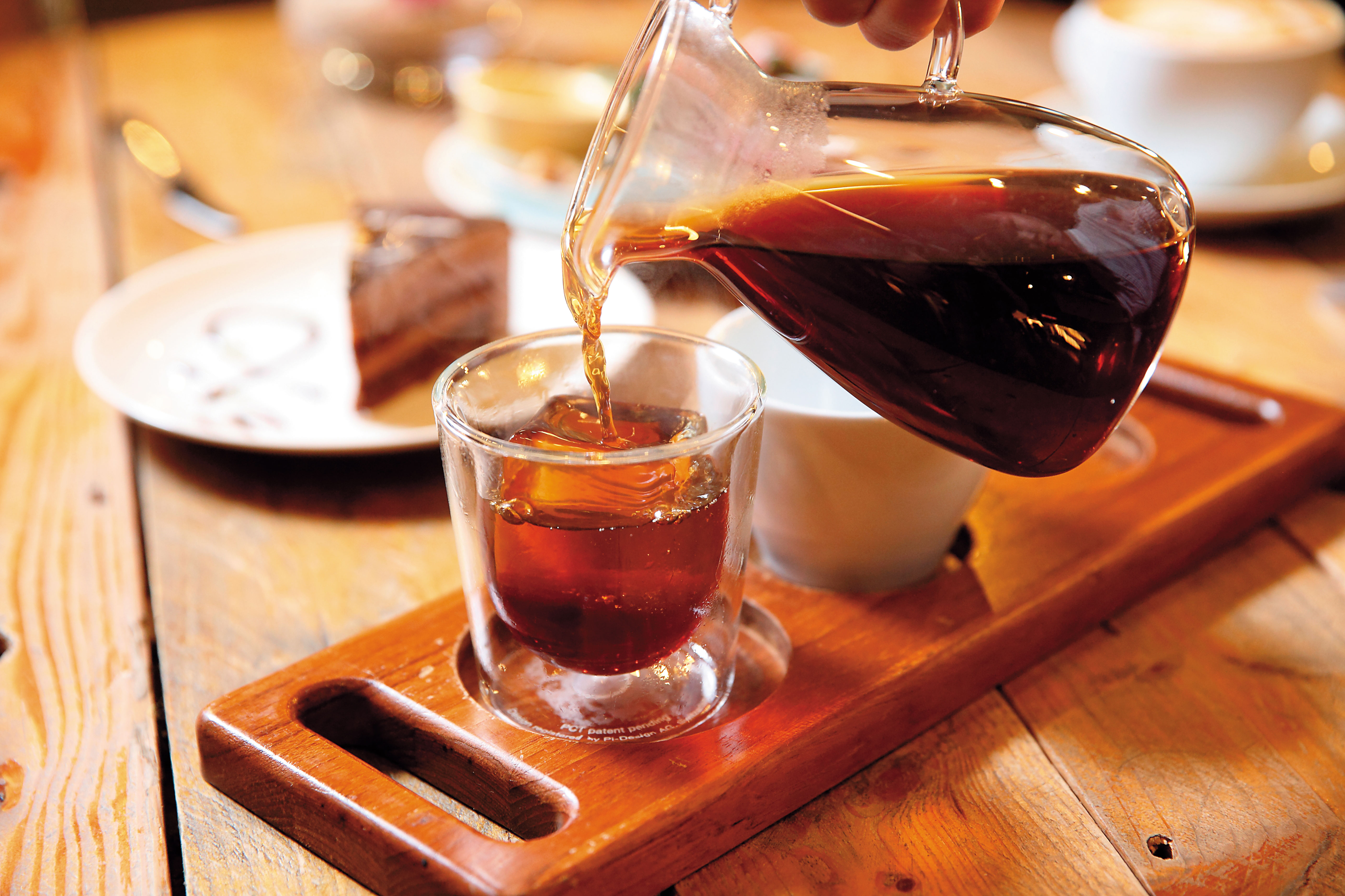 源友在觀光工廠內開咖啡廳Alpha Coffee & Tea，提供的手沖咖啡可同時享受冷、熱2種風味。（手沖咖啡，150元起／杯）