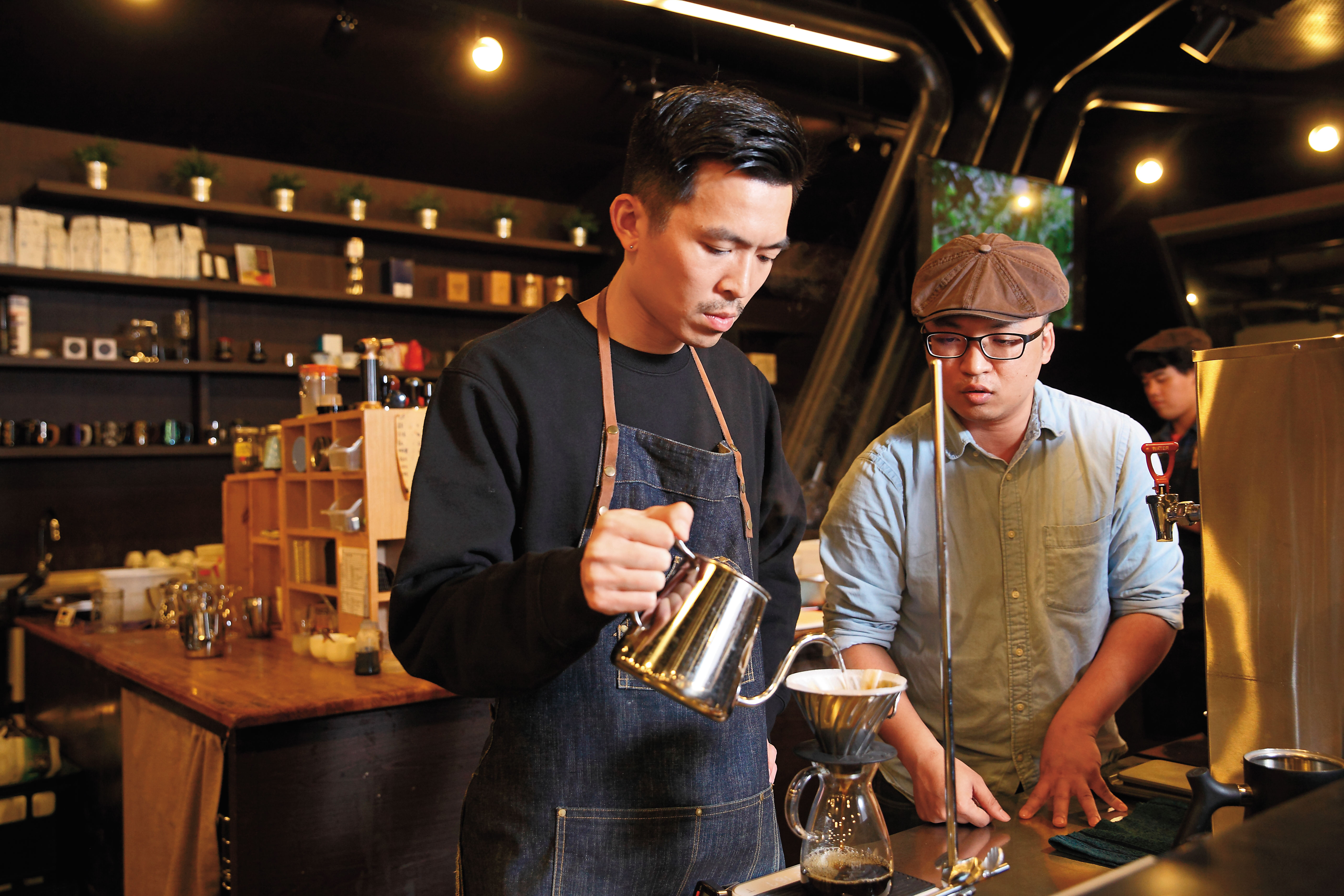 進源友工作前，朱茂亨（左）原本對咖啡完全不感興趣，在父親要求下，成為公司第一個拿到杯測師證照的人。