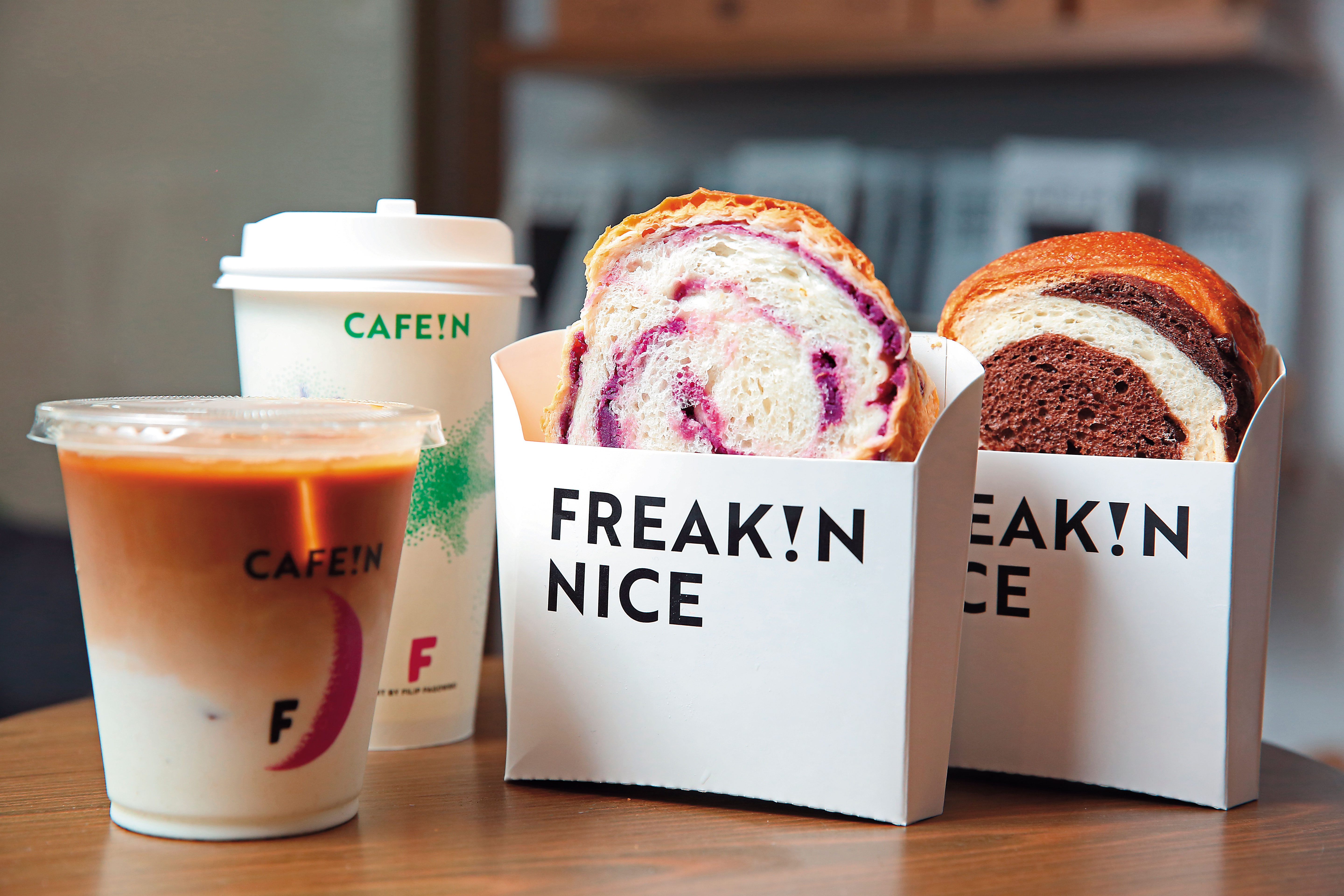 CAFE IN採低價策略，精品咖啡40元起，吐司由榮獲法國世界麵包大賽特別獎的武子靖提供。（冠軍拿鐵，70元／杯；香甜紫薯吐司，50元／份；福灣巧克力吐司，65元／份）