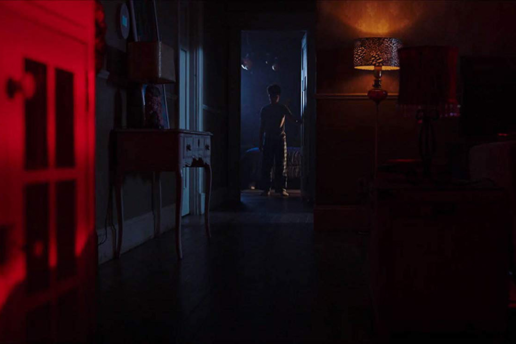 重新開機的《恰吉》走的是史蒂芬史匹柏式的恐怖，強調氣氛、燈光，讓人疑神疑鬼。（車庫娛樂提供）