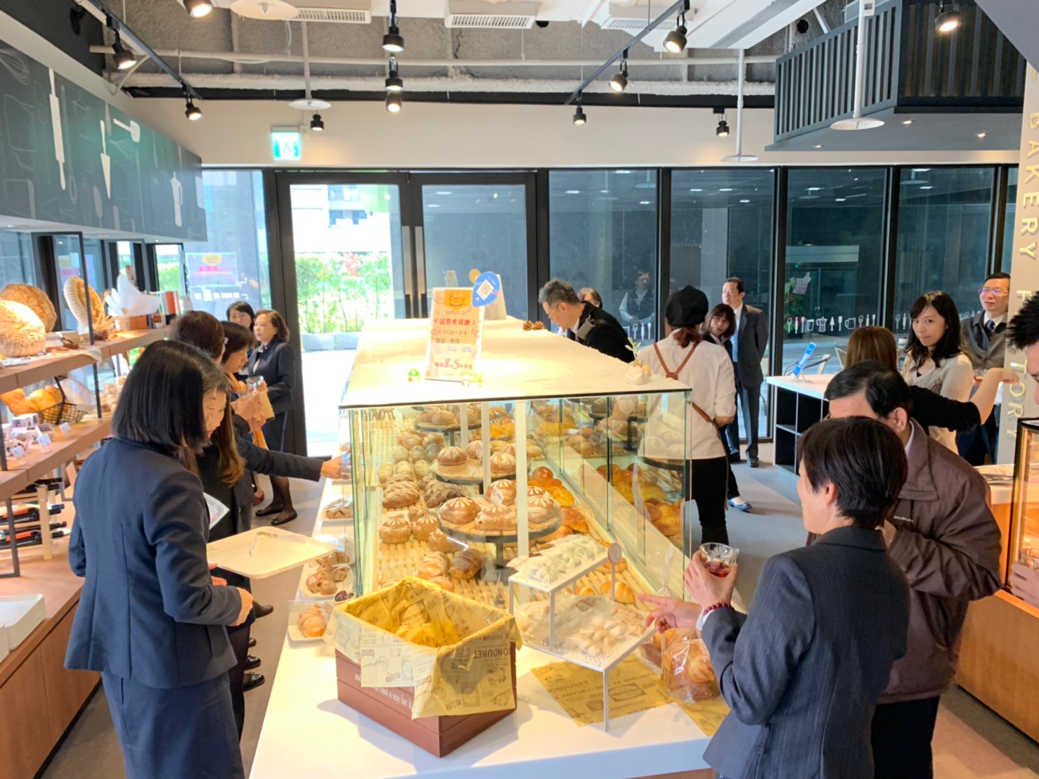 興富發集團跨足餐飲，集團直接經營的「貝可麗烘焙工坊」3月4日於大直CBD正式開幕，3月底前有多項優惠活動。（興富發提供）