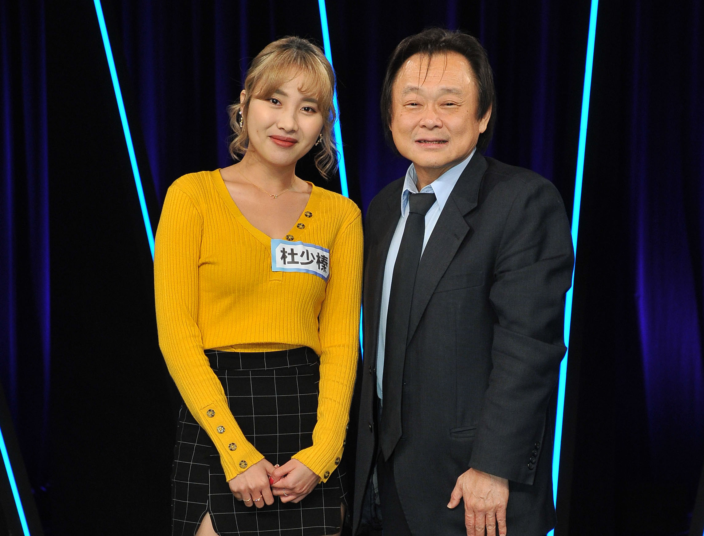 王世堅遇到貌似韓冰的女星「少少」，立刻渾身僵硬表情害羞。（台視17Q提供）