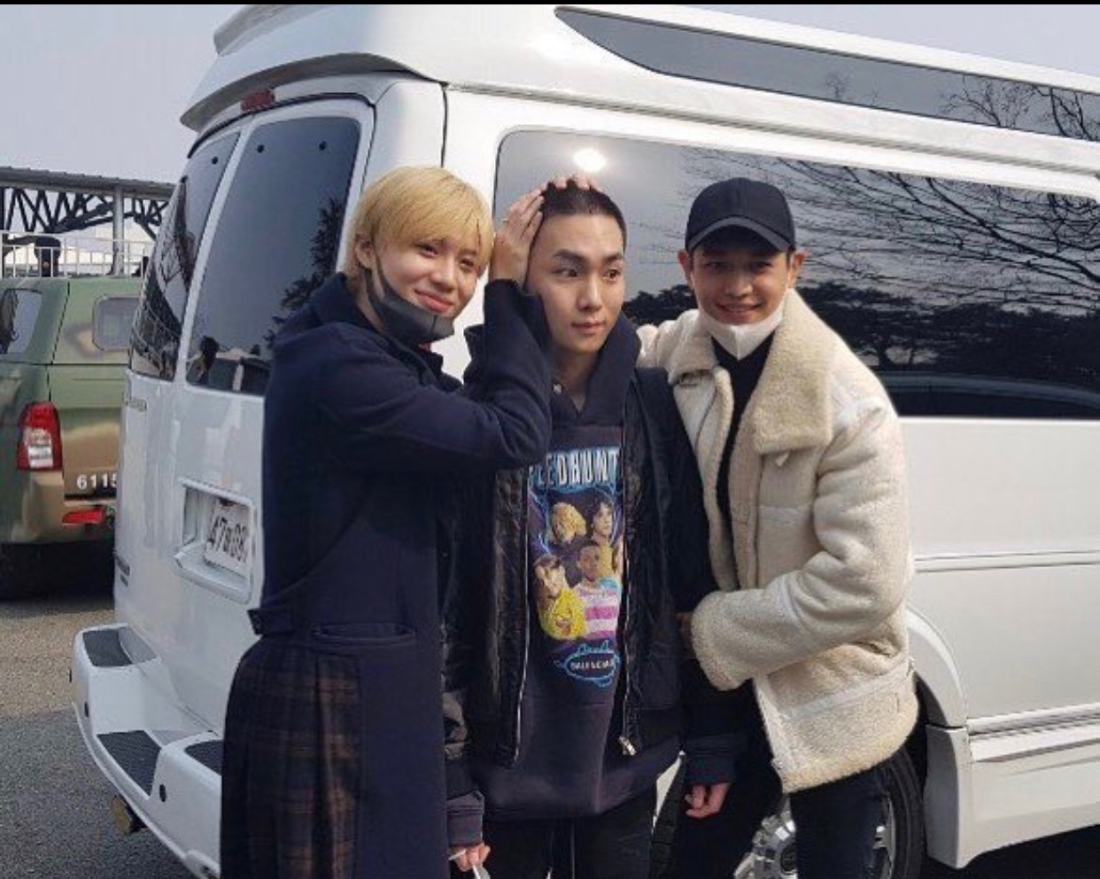 SHINee成員KEY（中）入伍報到，成員珉豪（右）和泰民到場送別。（翻攝jbrogym IG）