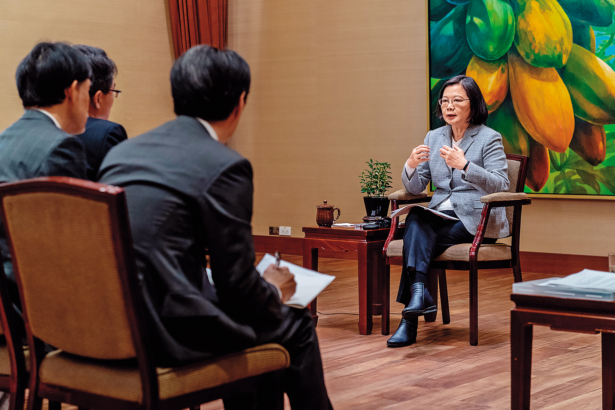 蔡英文總統接受日本產經新聞專訪表示，希望台日雙方能開啟「安保對話」。（總統府提供）