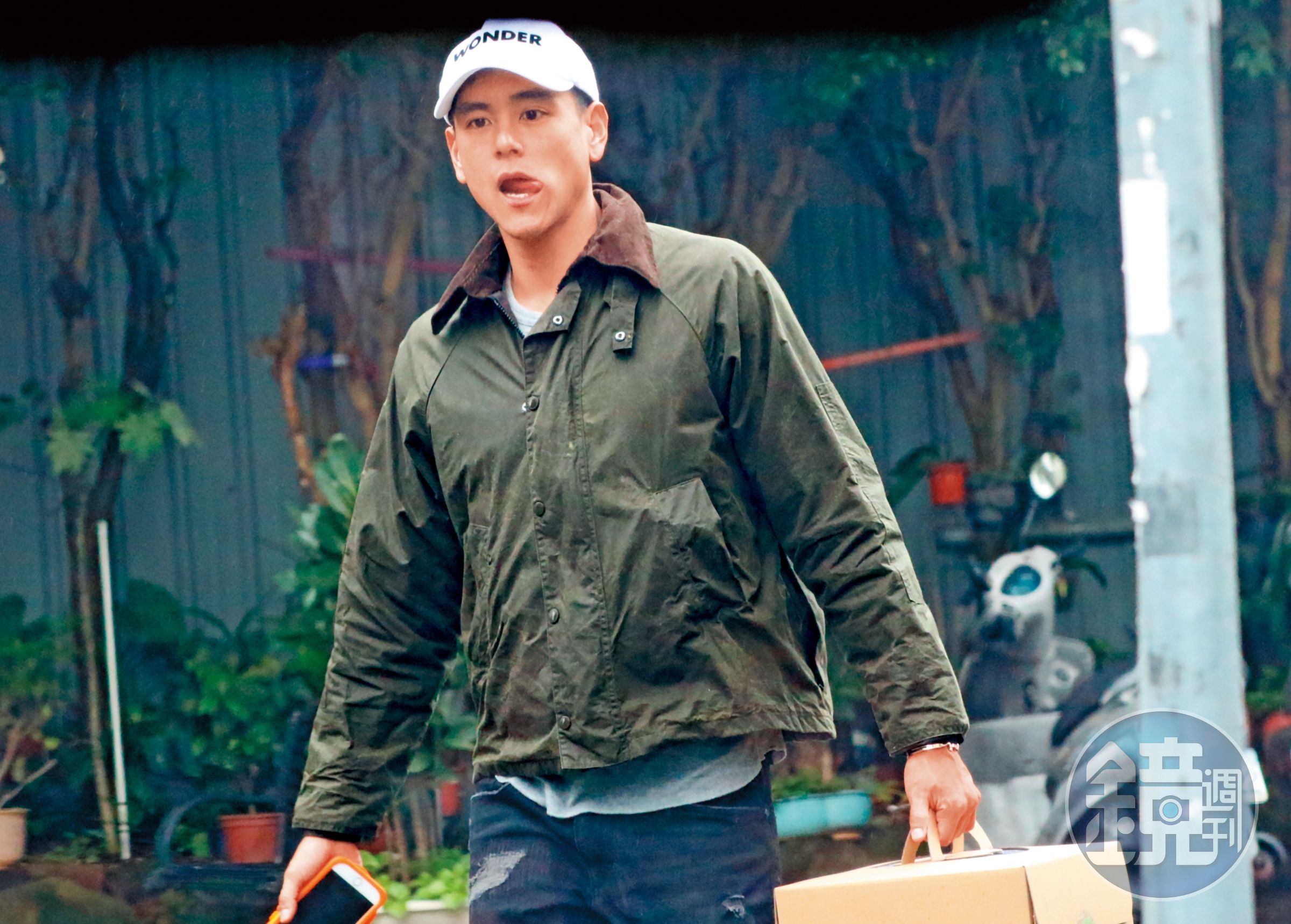 彭于晏毫無偶像包袱，拿著蛋糕在大街上，靈舌轉動引人注目。
