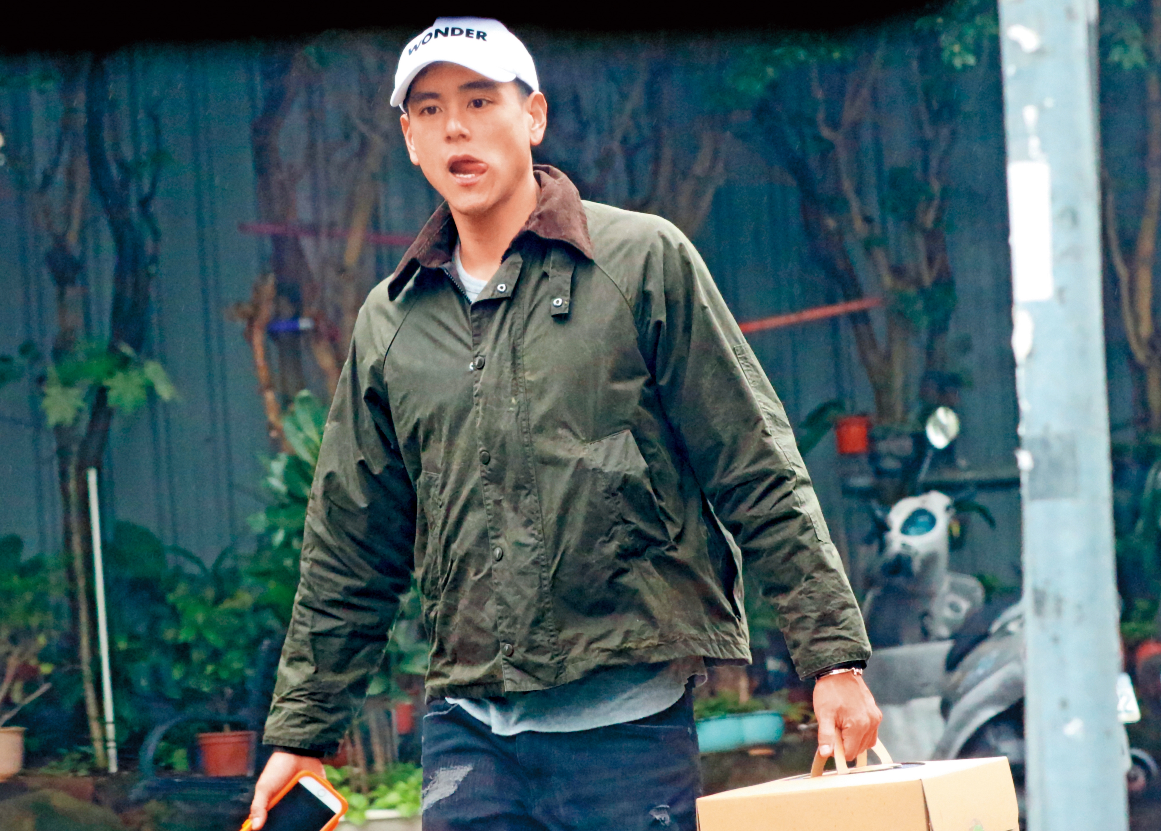 彭于晏毫無偶像包袱，拿著蛋糕在大街上，靈舌轉動引人注目。