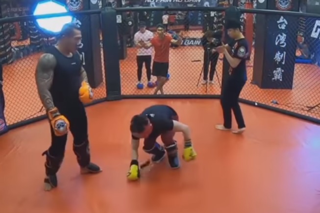 孫安佐單挑館長被打爆，影片曝光後網友紛紛表示不忍看。（翻攝自自YouTube頻道：寶寶愛館長）