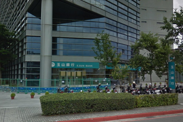 板橋驚傳發生銀行搶案，匪徒搶走至少50萬元。（翻攝畫面）