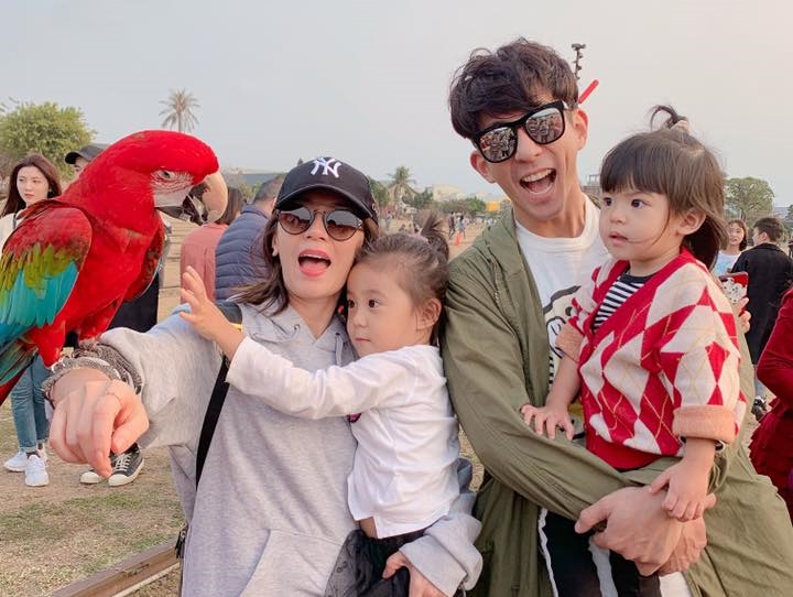 賈靜雯和修杰楷有兩個女兒，家庭生活受到大眾關注。（翻攝自賈靜雯臉書）