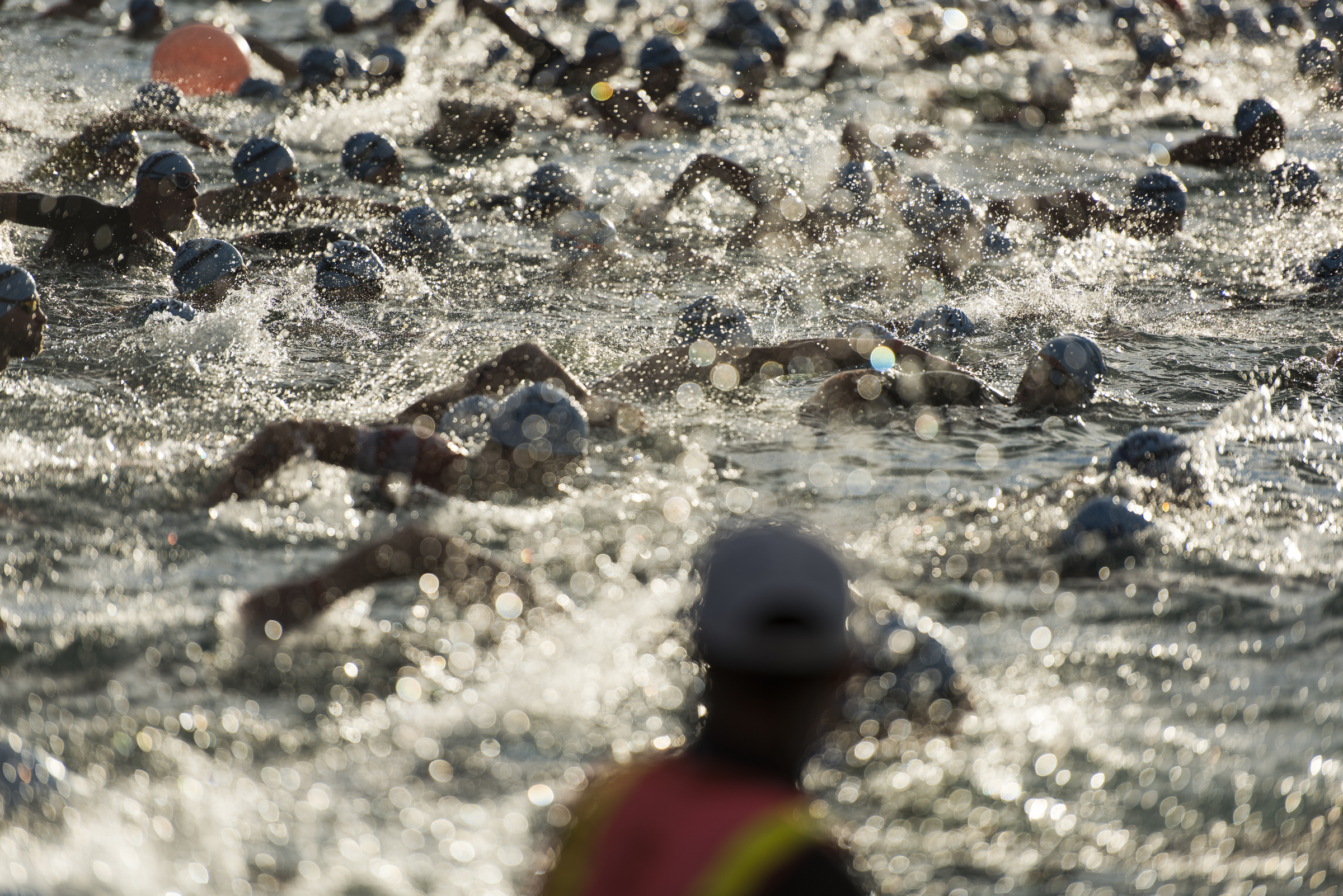 鐵人競賽包含長泳、自行車和長跑，全部於一天內完成。（東方IC）